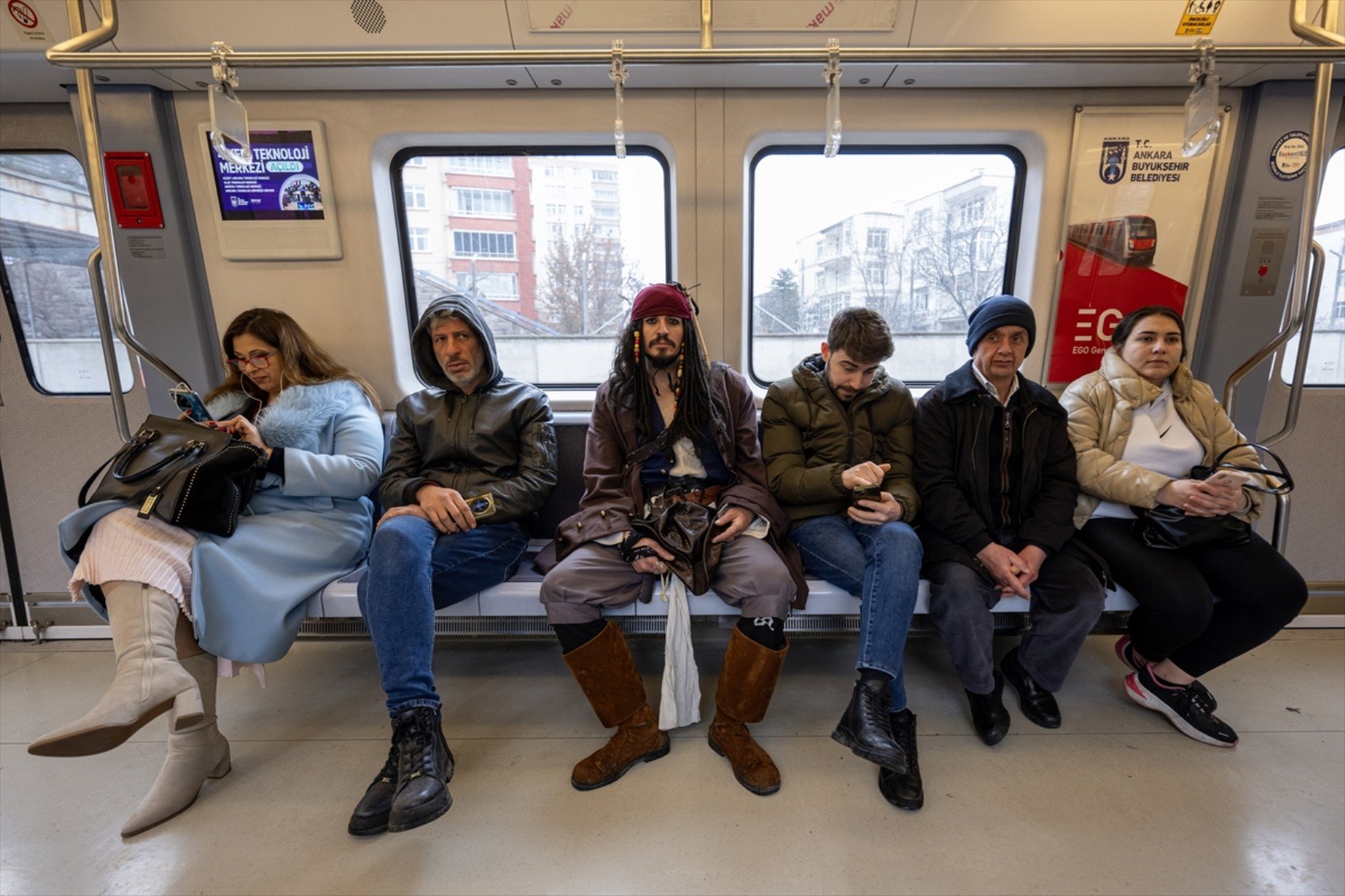 Okey oynadı, metroya binip kenti dolaştı... Yerli 'Jack Sparrow'un asıl mesleği bakın ne çıktı