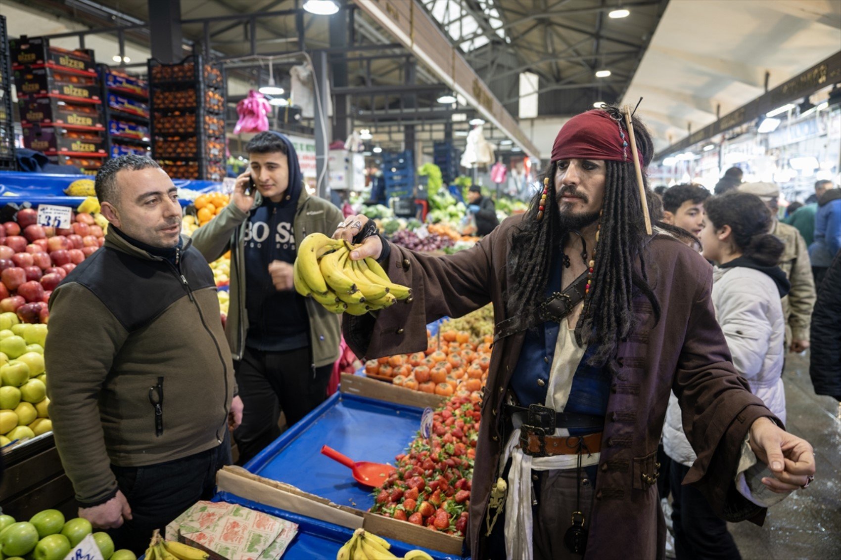 Okey oynadı, metroya binip kenti dolaştı... Yerli 'Jack Sparrow'un asıl mesleği bakın ne çıktı