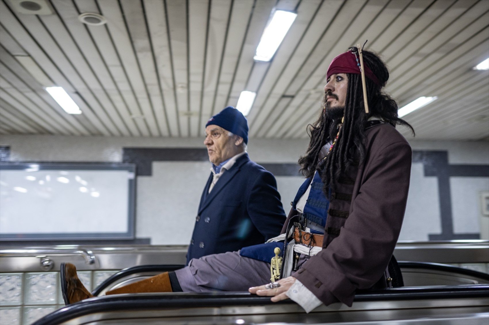 Okey oynadı, metroya binip kenti dolaştı... Yerli 'Jack Sparrow'un asıl mesleği bakın ne çıktı