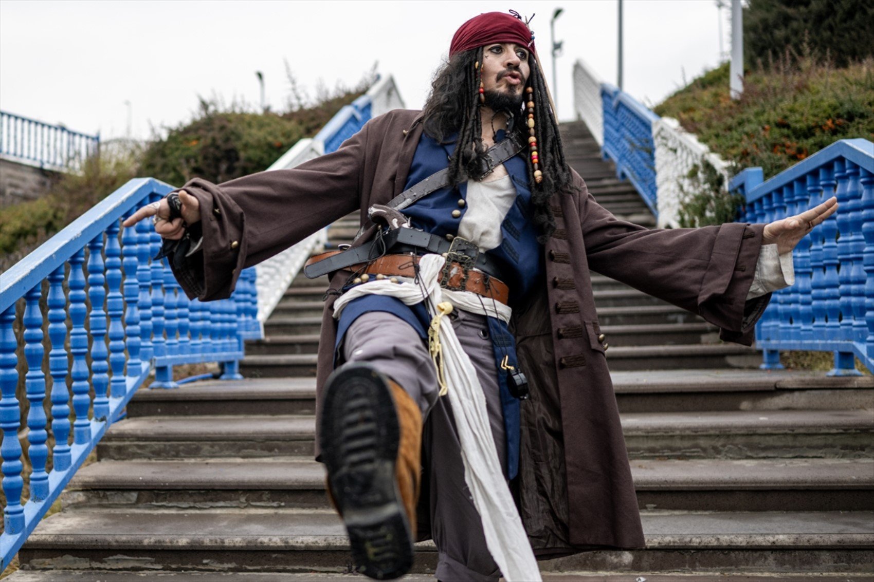 Okey oynadı, metroya binip kenti dolaştı... Yerli 'Jack Sparrow'un asıl mesleği bakın ne çıktı