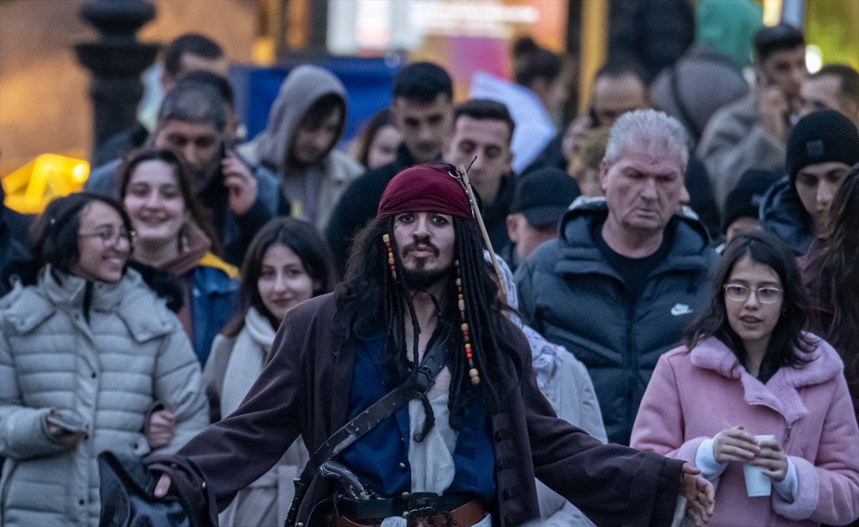 Okey oynadı, metroya binip kenti dolaştı... Yerli 'Jack Sparrow'un asıl mesleği bakın ne çıktı