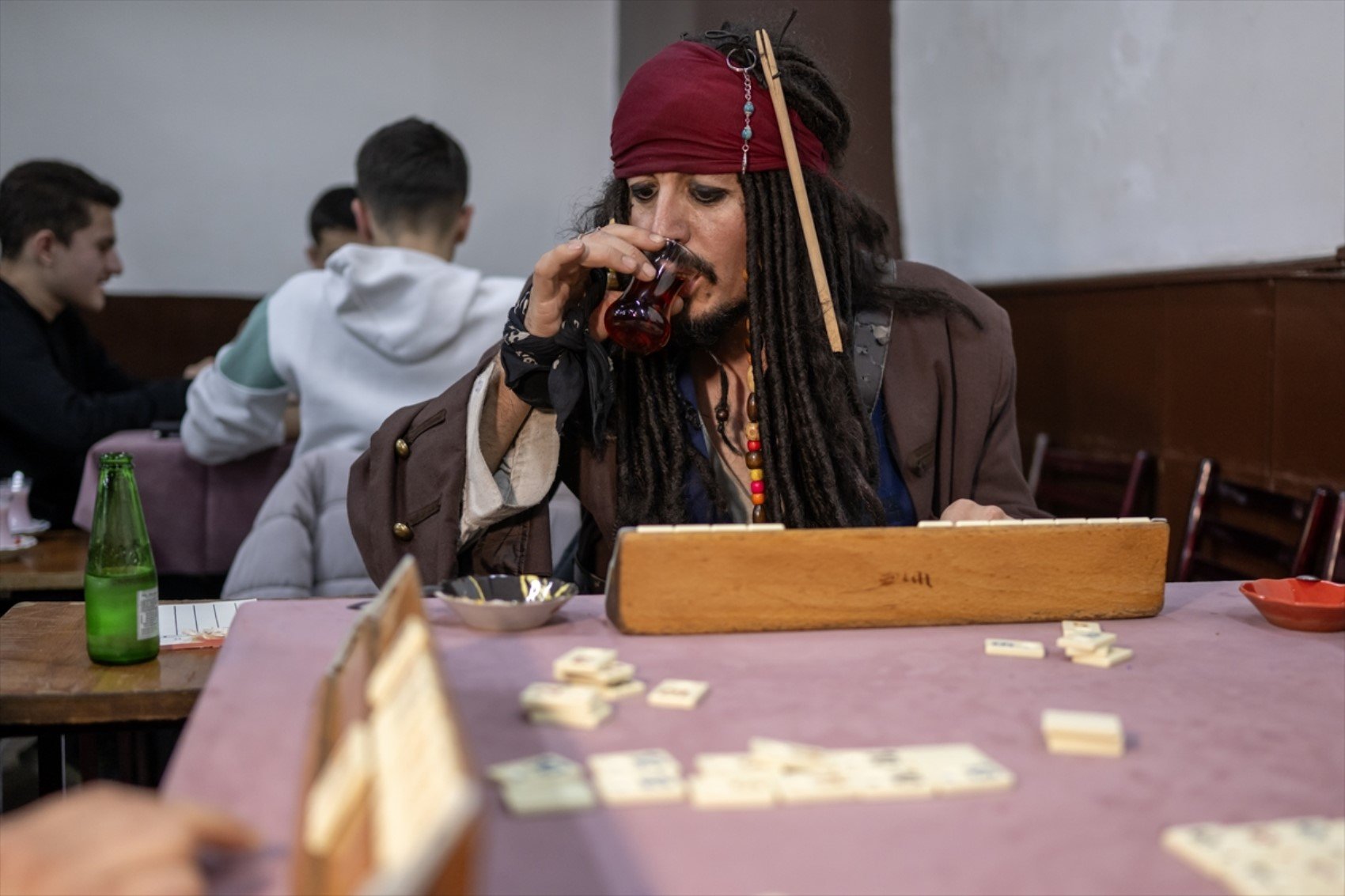 Okey oynadı, metroya binip kenti dolaştı... Yerli 'Jack Sparrow'un asıl mesleği bakın ne çıktı