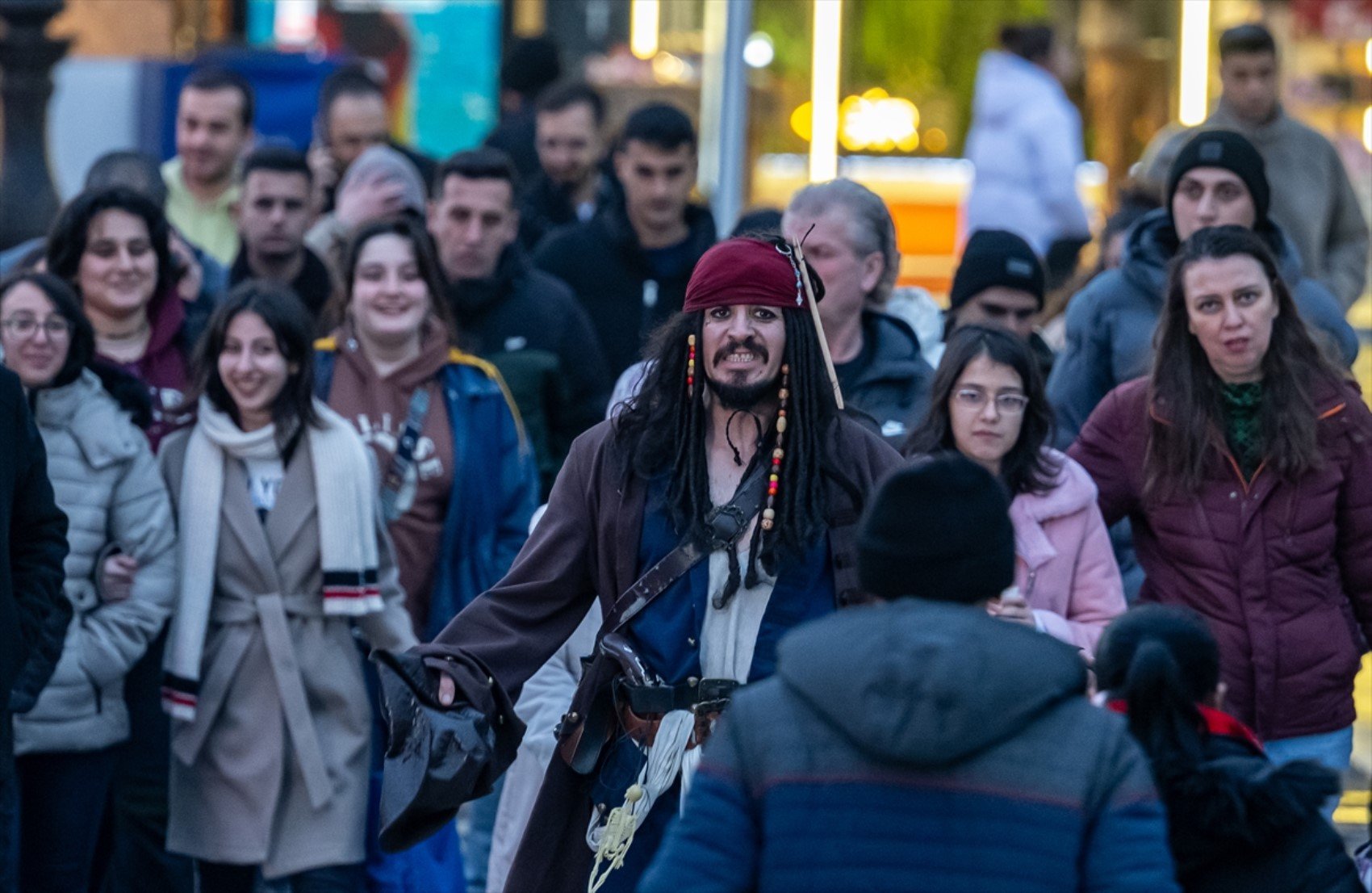 Okey oynadı, metroya binip kenti dolaştı... Yerli 'Jack Sparrow'un asıl mesleği bakın ne çıktı