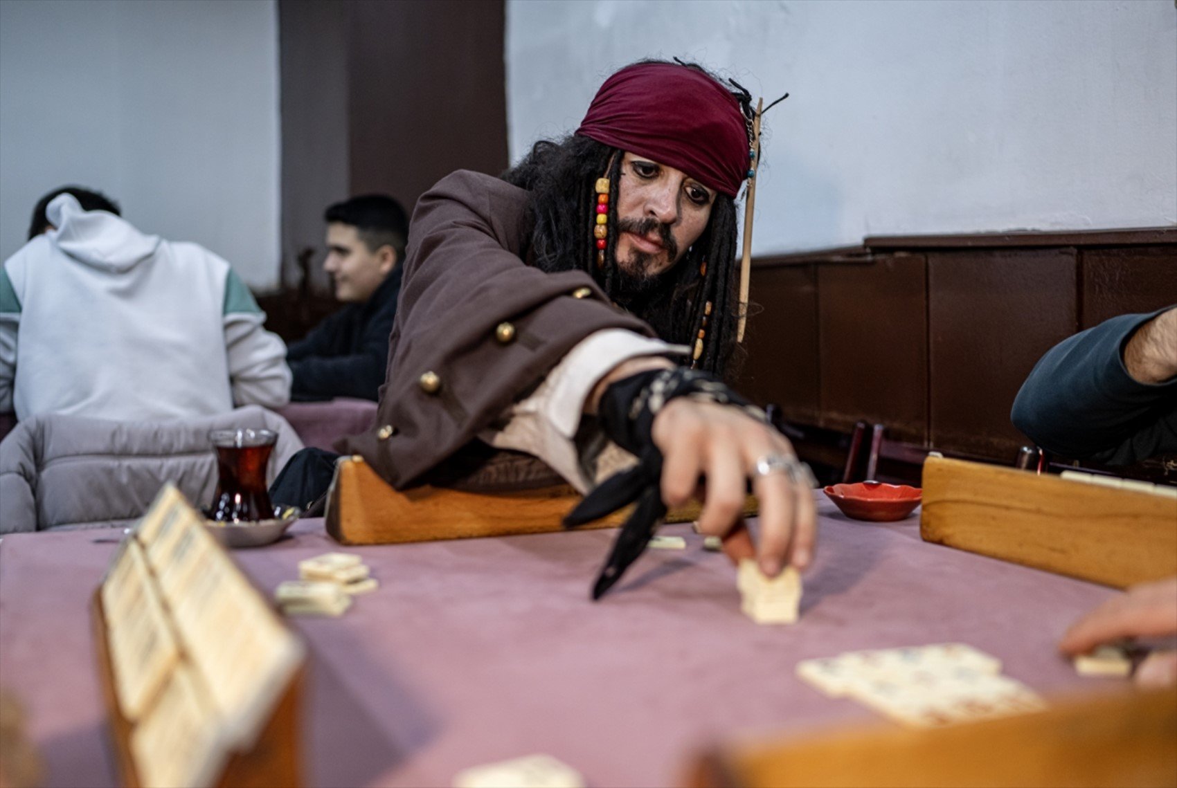 Okey oynadı, metroya binip kenti dolaştı... Yerli 'Jack Sparrow'un asıl mesleği bakın ne çıktı