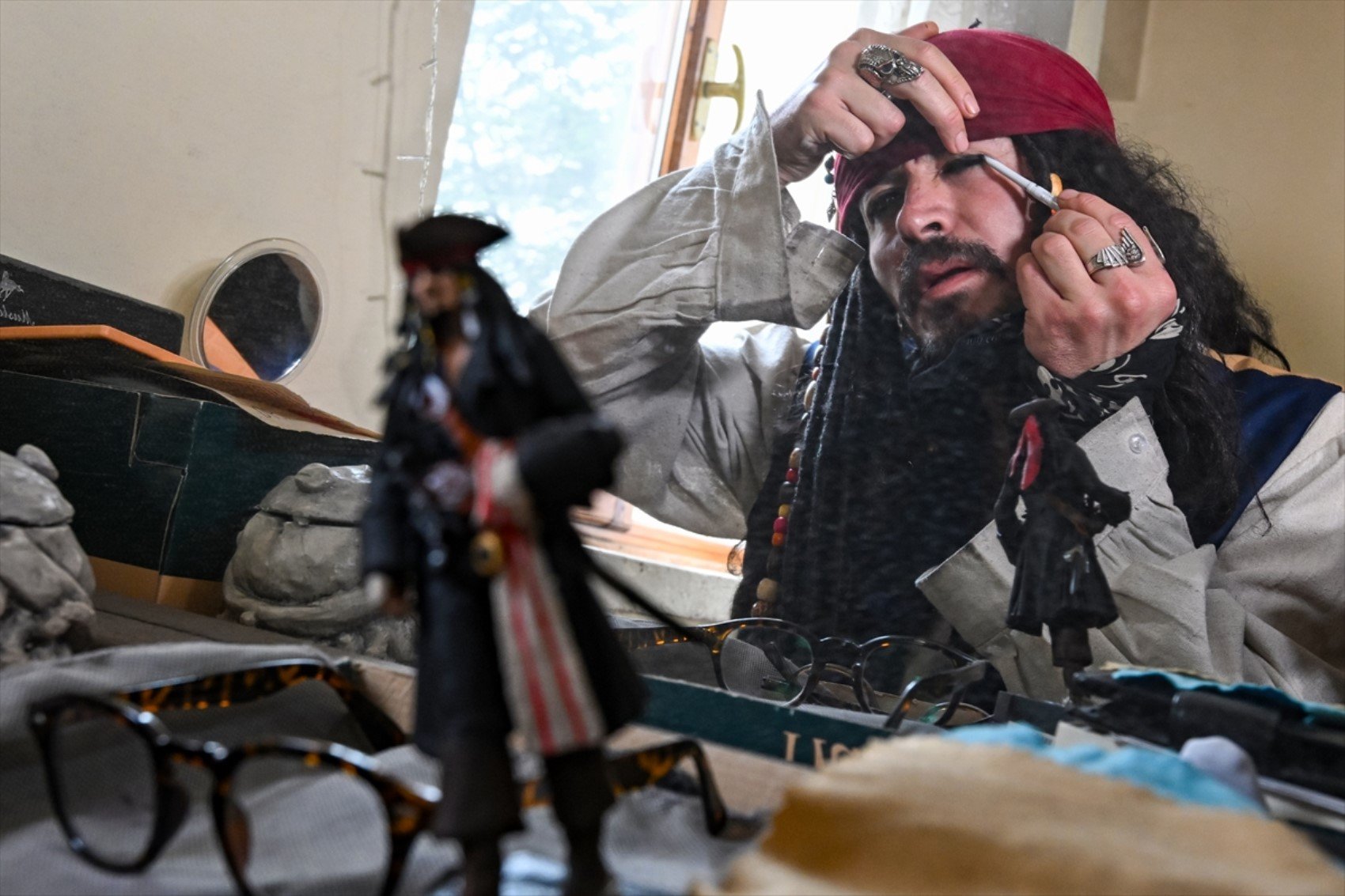 Okey oynadı, metroya binip kenti dolaştı... Yerli 'Jack Sparrow'un asıl mesleği bakın ne çıktı