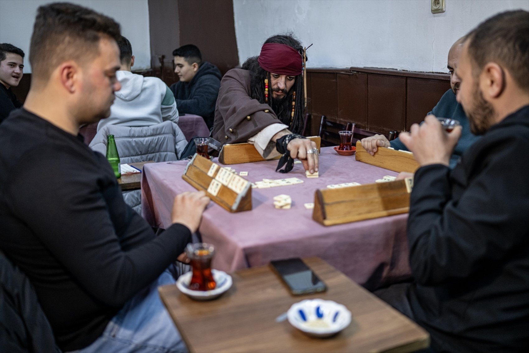 Okey oynadı, metroya binip kenti dolaştı... Yerli 'Jack Sparrow'un asıl mesleği bakın ne çıktı