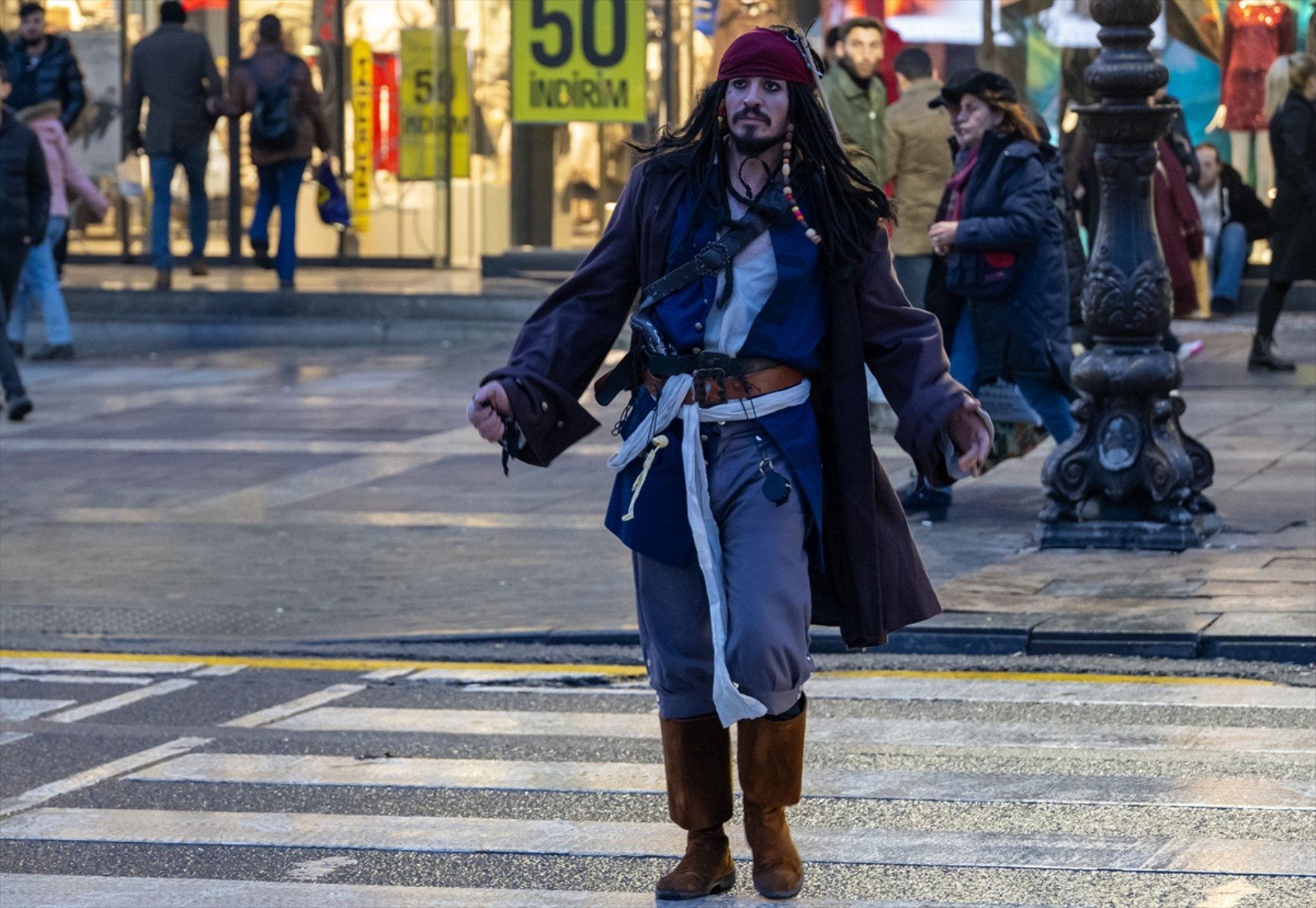 Okey oynadı, metroya binip kenti dolaştı... Yerli 'Jack Sparrow'un asıl mesleği bakın ne çıktı