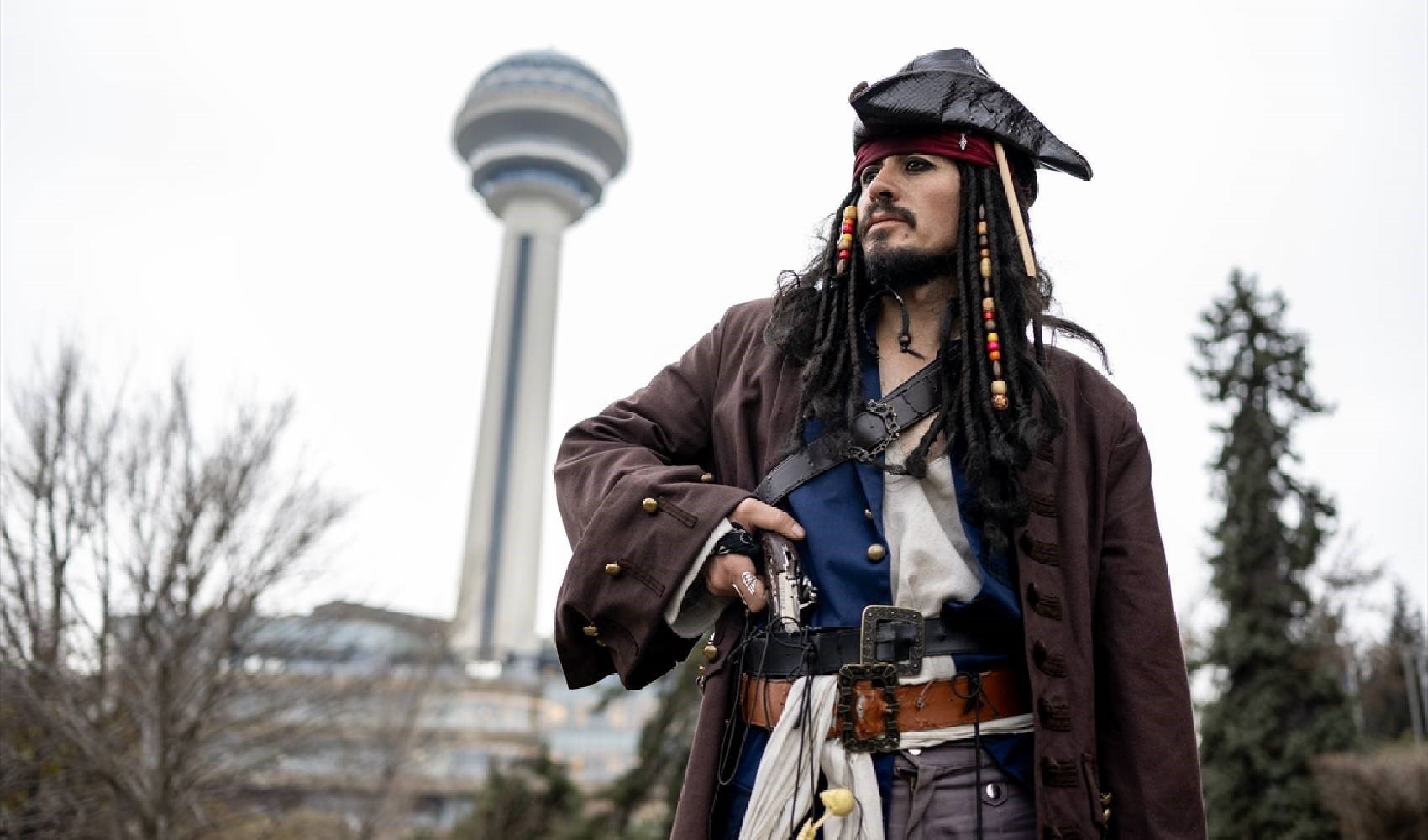 Okey oynadı, metroya binip kenti dolaştı... Yerli 'Jack Sparrow'un asıl mesleği bakın ne çıktı