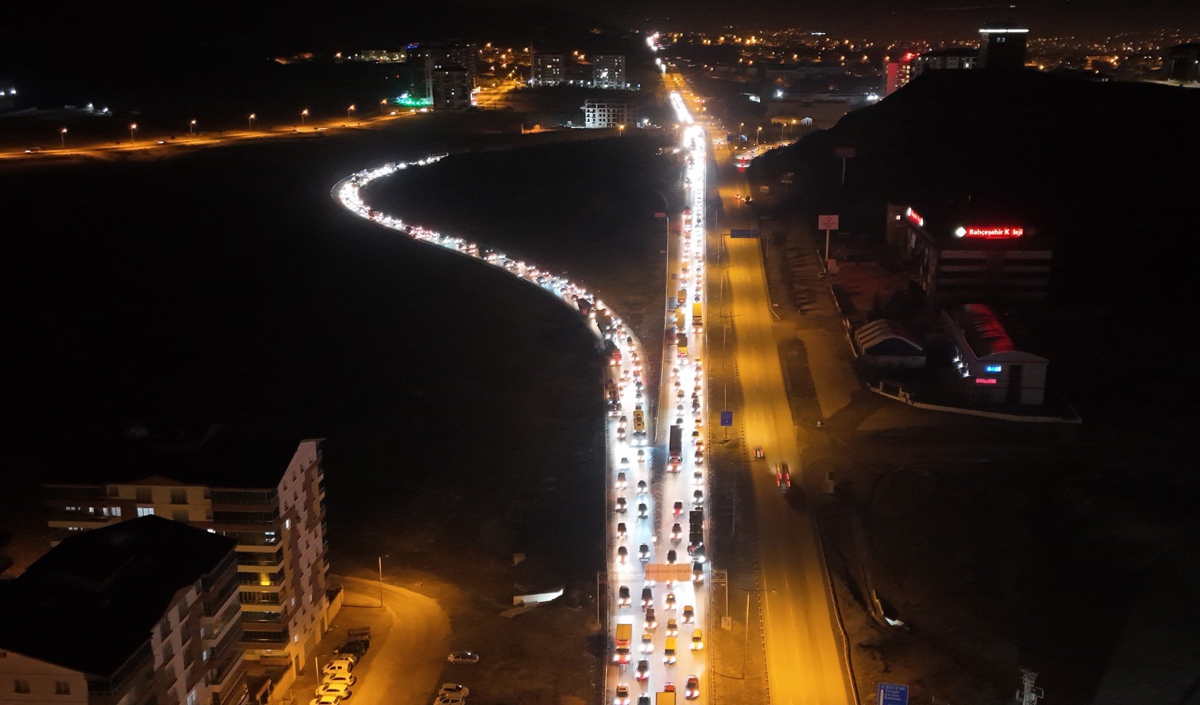 Yarıyıl tatili başladı, 43 ilin geçiş noktasında trafik yoğunluğu arttı