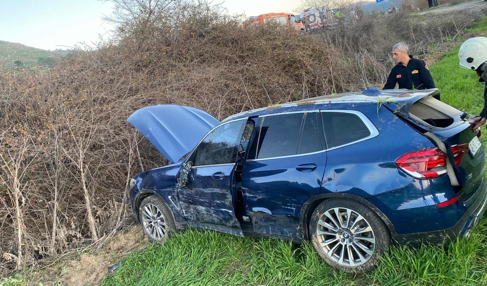 Aydın'da çarpışan otomobil tarlaya uçtu: 3 kişi yaralandı