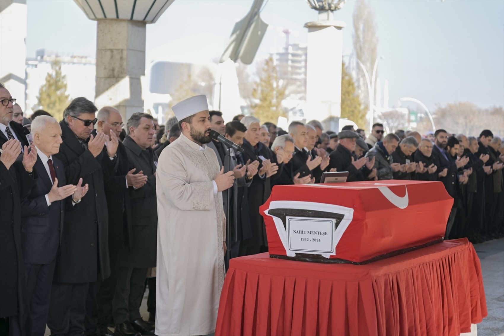 Eski bakan Nahit Menteşe son yolculuğuna uğurlandı