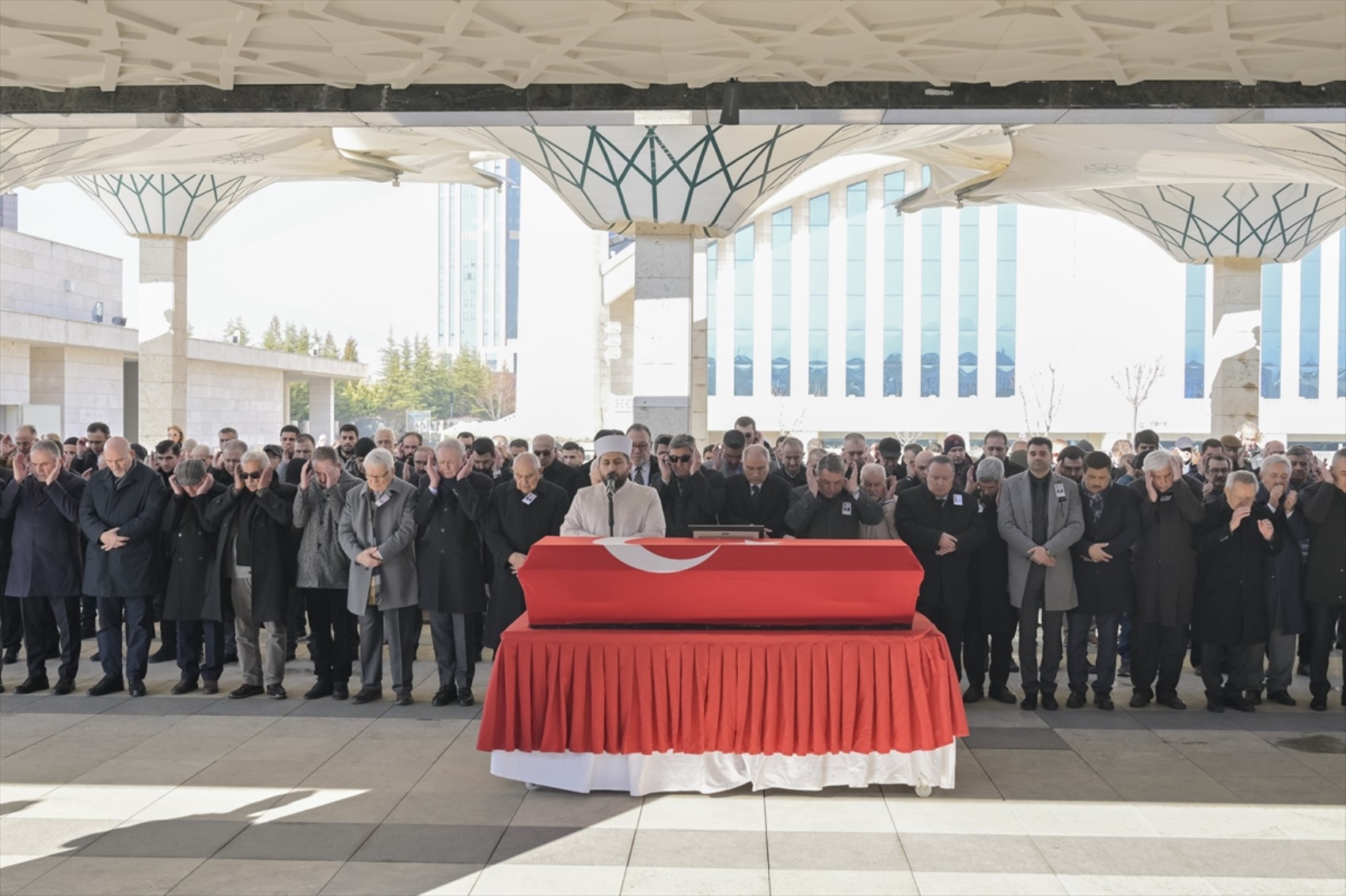 Eski bakan Nahit Menteşe son yolculuğuna uğurlandı