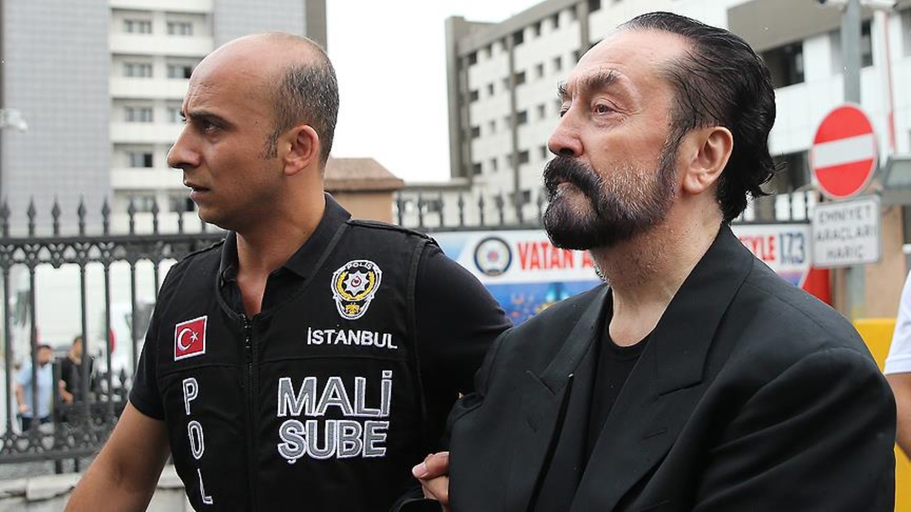 Adnan Oktar’ın mahkeme duruşmasında 'kedicik'lerden övgüler: 'Hocam kombininiz çok güzel'