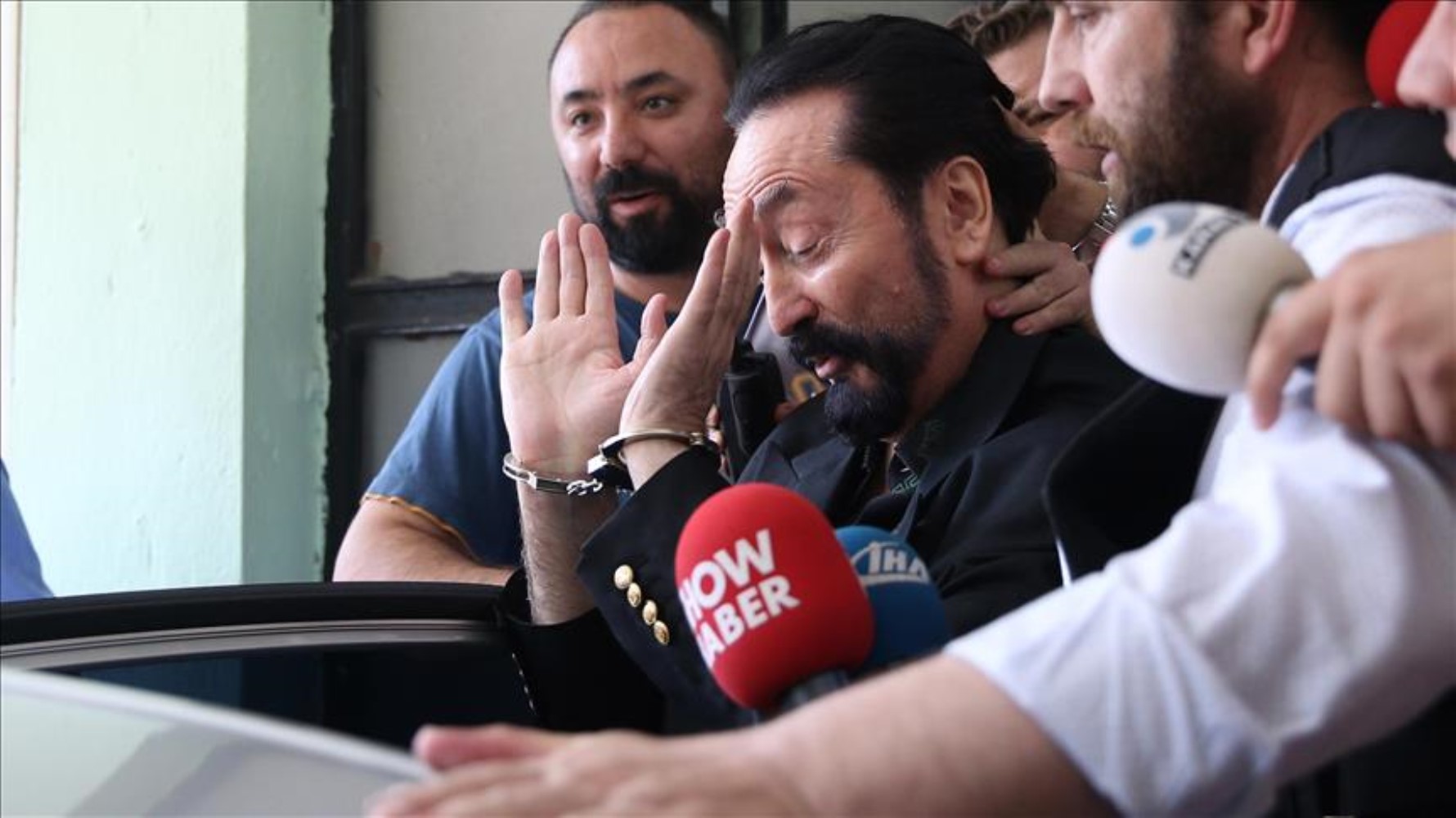 Adnan Oktar’ın mahkeme duruşmasında 'kedicik'lerden övgüler: 'Hocam kombininiz çok güzel'