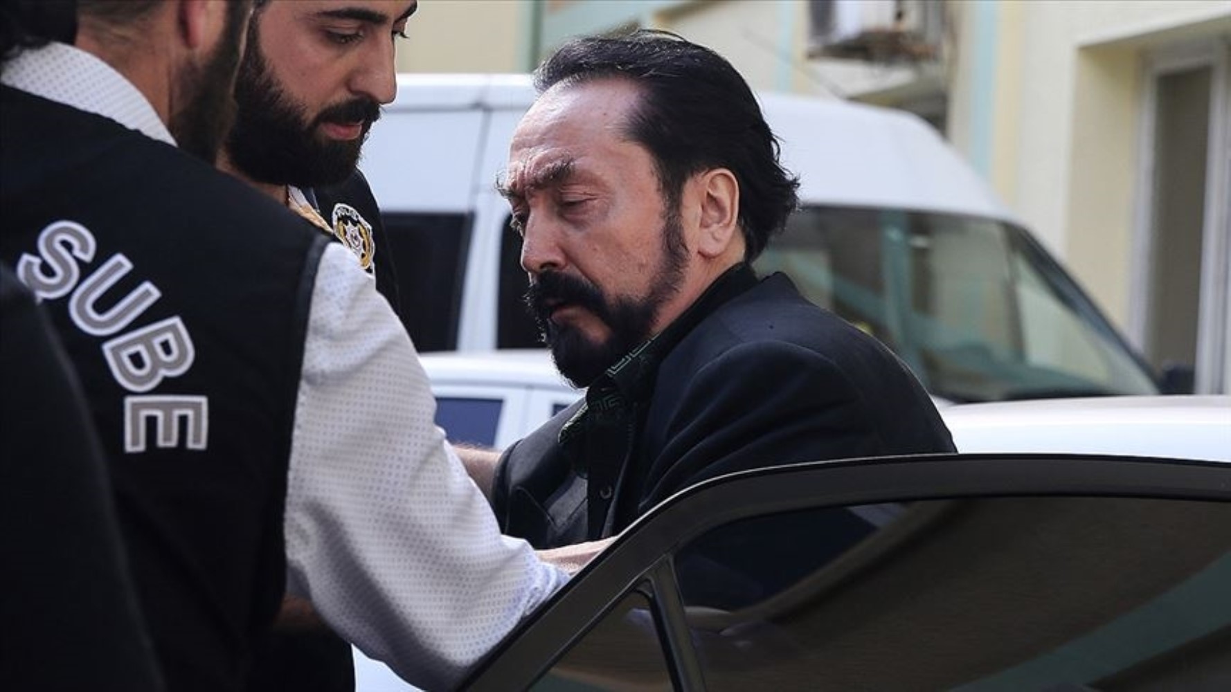 Adnan Oktar’ın mahkeme duruşmasında 'kedicik'lerden övgüler: 'Hocam kombininiz çok güzel'