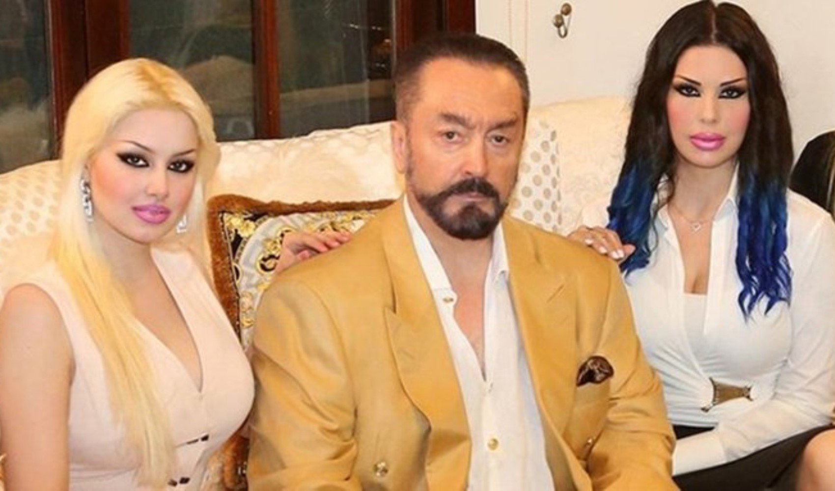 Adnan Oktar’ın mahkeme duruşmasında 'kedicik'lerden övgüler