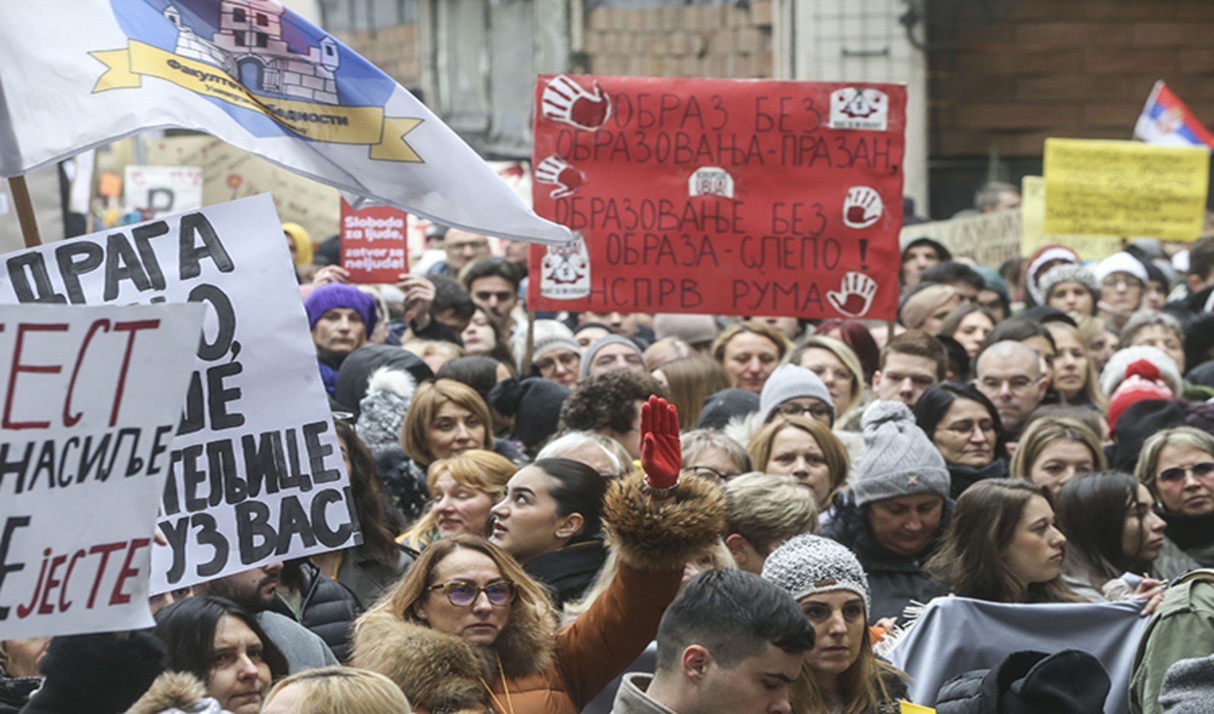 Sırbistan'da protesto dalgası sürüyor: Öğretmenler greve gitti