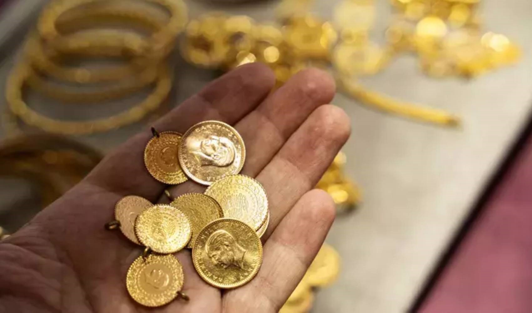 Effetto Trump sui prezzi dell'oro! Quanto costano oggi l'oro della Repubblica, l'oro intero, mezzo, quarto, l'oro al grammo e il bracciale da 22 carati? Prezzi dell'oro del 21 gennaio