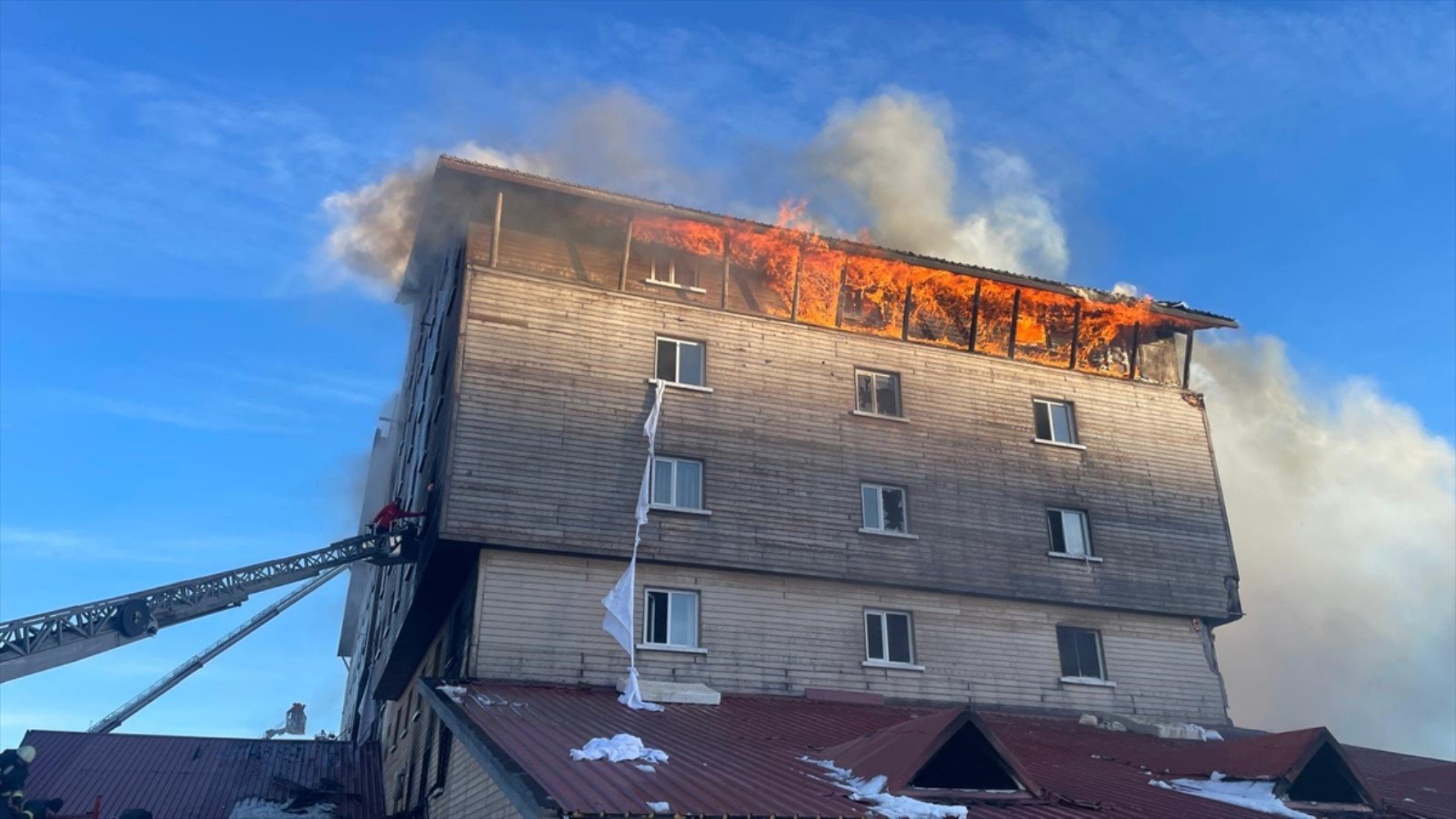 Son Dakika: Bolu Kartalkaya Kayak Merkezi'ndeki otelde yangın! Çok sayıda ölü ve yaralı var...