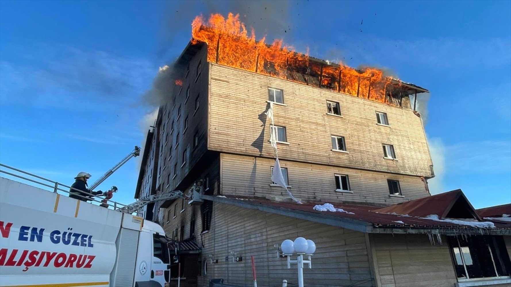 Son Dakika: Bolu Kartalkaya Kayak Merkezi'ndeki otelde yangın! Çok sayıda ölü ve yaralı var...