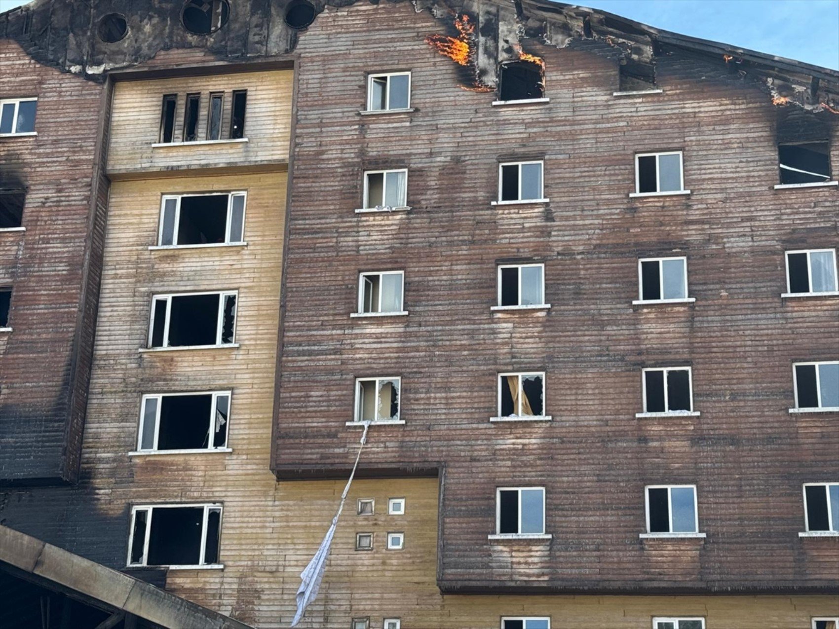 Son Dakika: Bolu Kartalkaya Kayak Merkezi'ndeki otelde yangın! Çok sayıda ölü ve yaralı var...