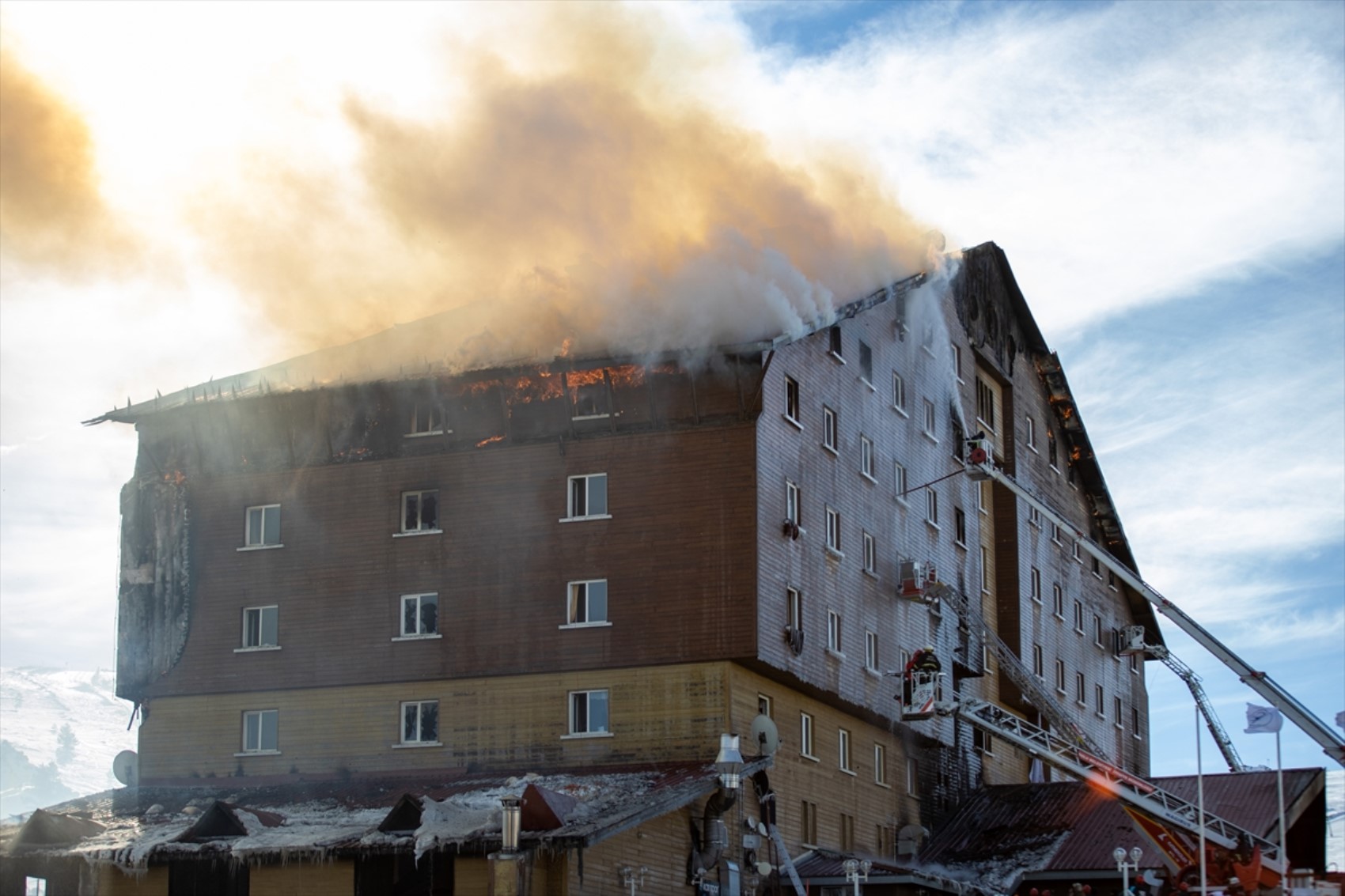 Bolu Belediye Başkanı Tanju Özcan, yanan Grand Kartal Otel hakkında açıklama yaptı