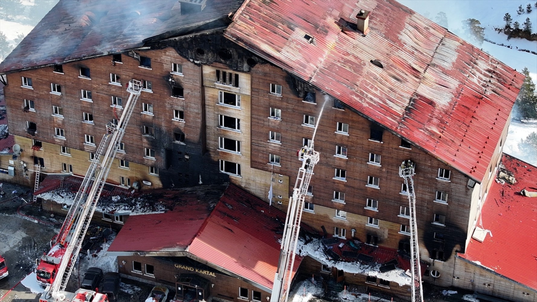 Hanno ignorato le vittime accanto all'hotel diventato tomba per 76 persone! La dura reazione di Şahan Gökbakar contro chi sciava
