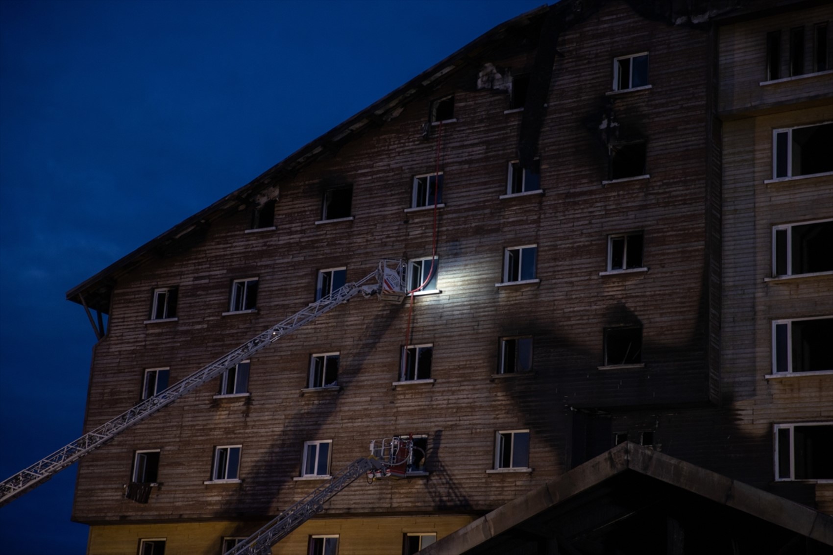 L'incendio era prevedibile! Emergono negligenze una dopo l'altra: le terribili confessioni di un dipendente dell'hotel