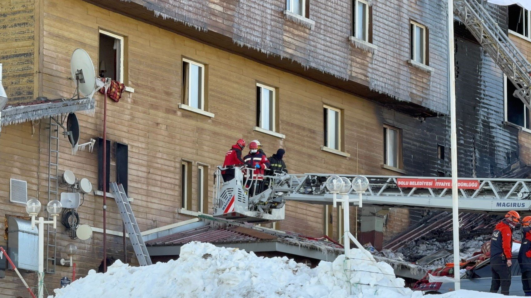 Bolu'da 76 kişiye mezar olan otel skandalında yeni ayrıntılar belli oluyor: Bolu Valisi, otel sahibine plaket vermiş!