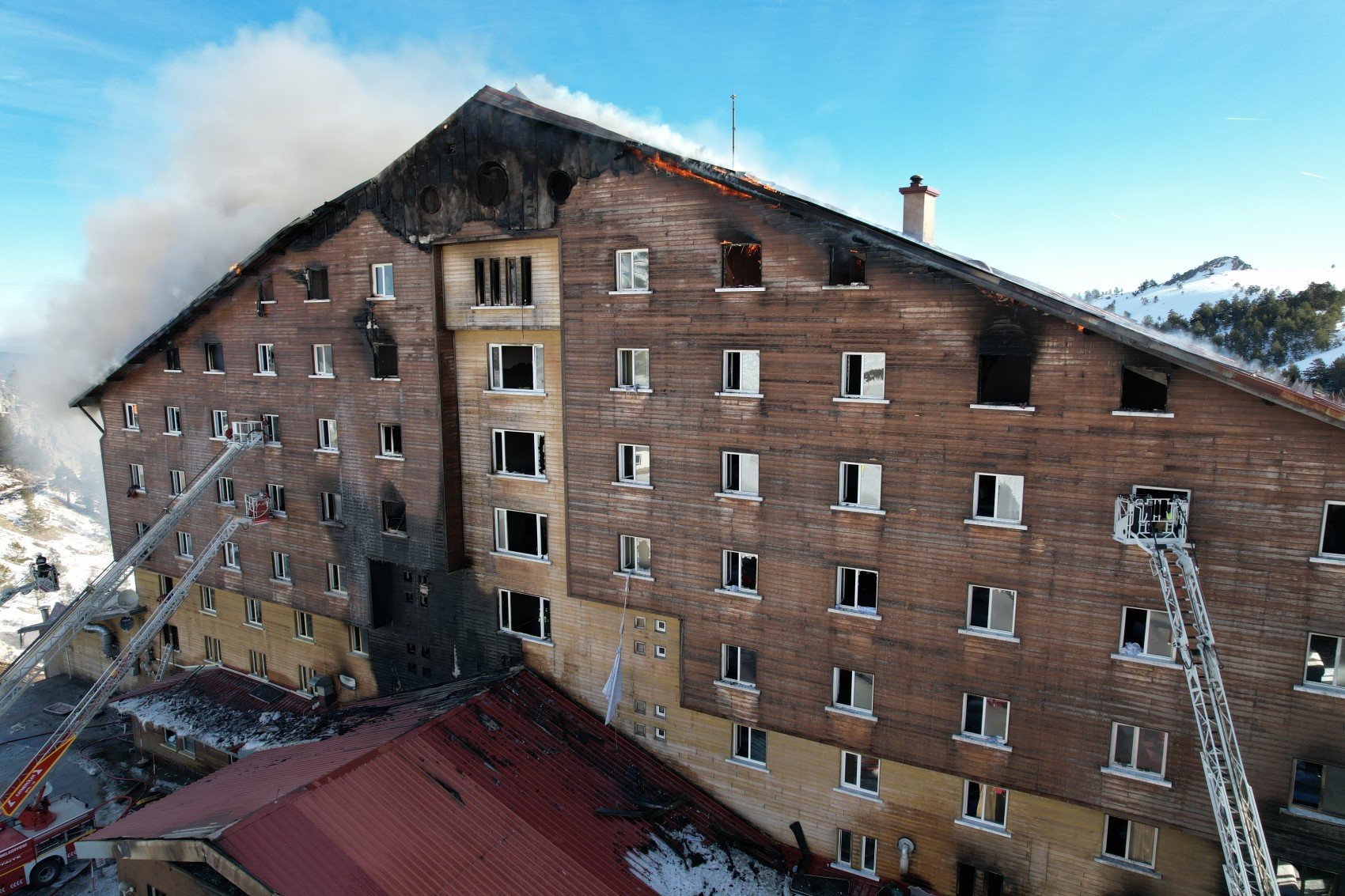 Bolu'da 76 kişiye mezar olan otel skandalında yeni ayrıntılar belli oluyor: Bolu Valisi, otel sahibine plaket vermiş!