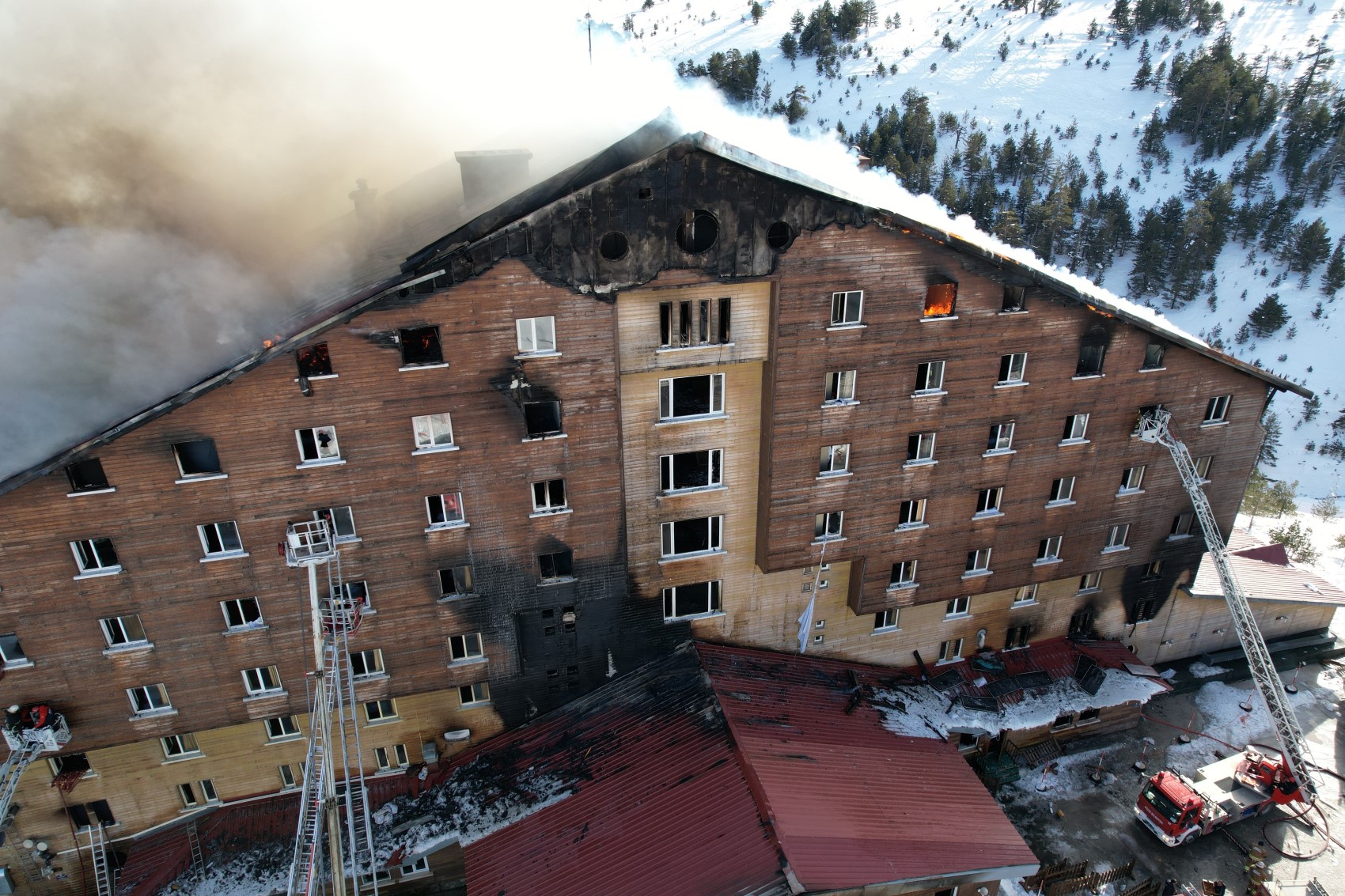 Bolu'da 76 kişiye mezar olan otel skandalında yeni ayrıntılar belli oluyor: Bolu Valisi, otel sahibine plaket vermiş!