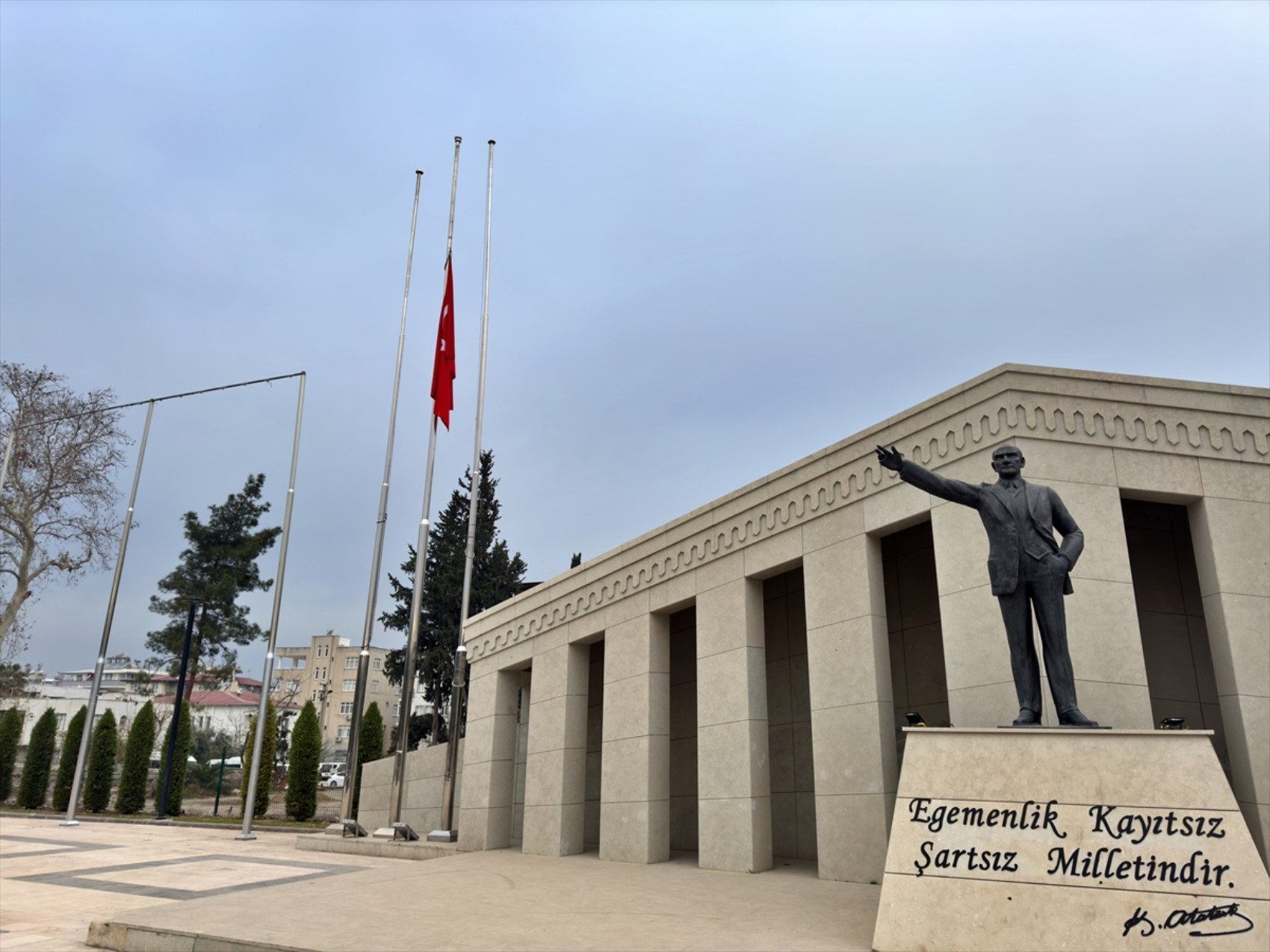 Kartalkaya otel yangını sonrası bayraklar yarıya indirildi