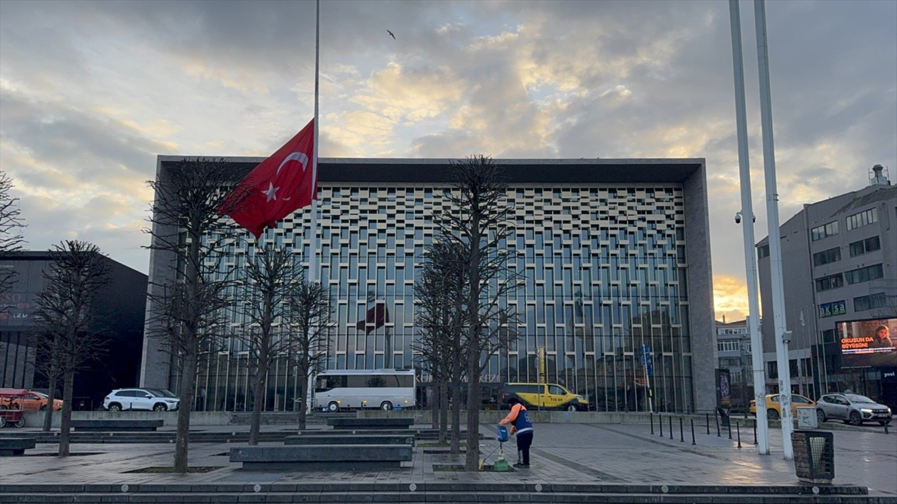 Kartalkaya otel yangını sonrası bayraklar yarıya indirildi