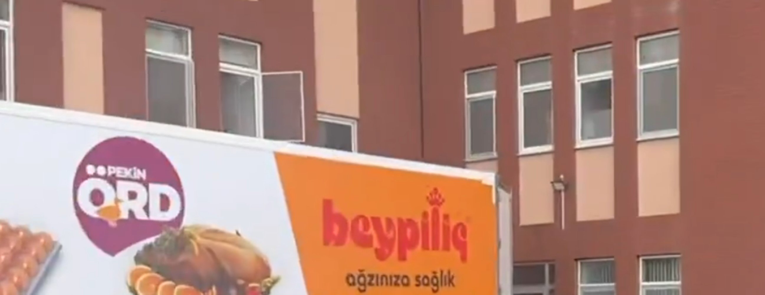 Otel yangınında ölenlerin cenazelerinin TIR’da teşhisi tepki topladı: Piliç görselleri branda ile kapandı