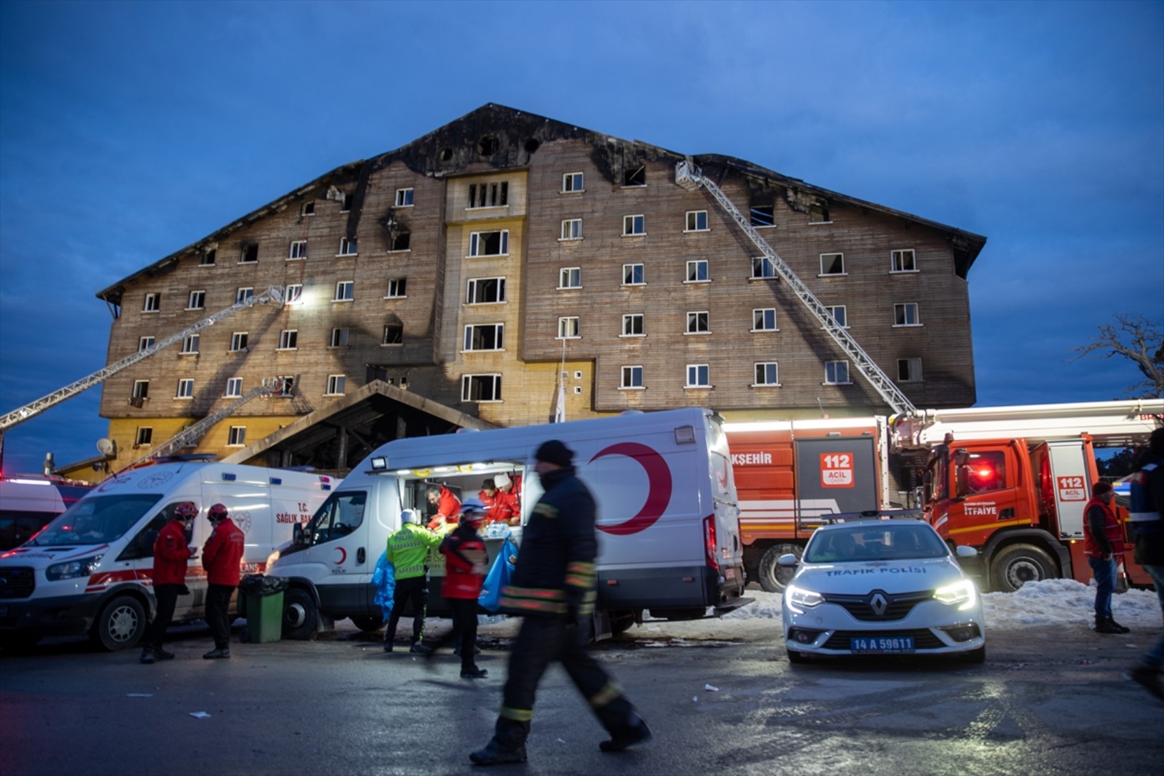 Otel yangınında ölenlerin cenazelerinin TIR’da teşhisi tepki topladı: Piliç görselleri branda ile kapandı