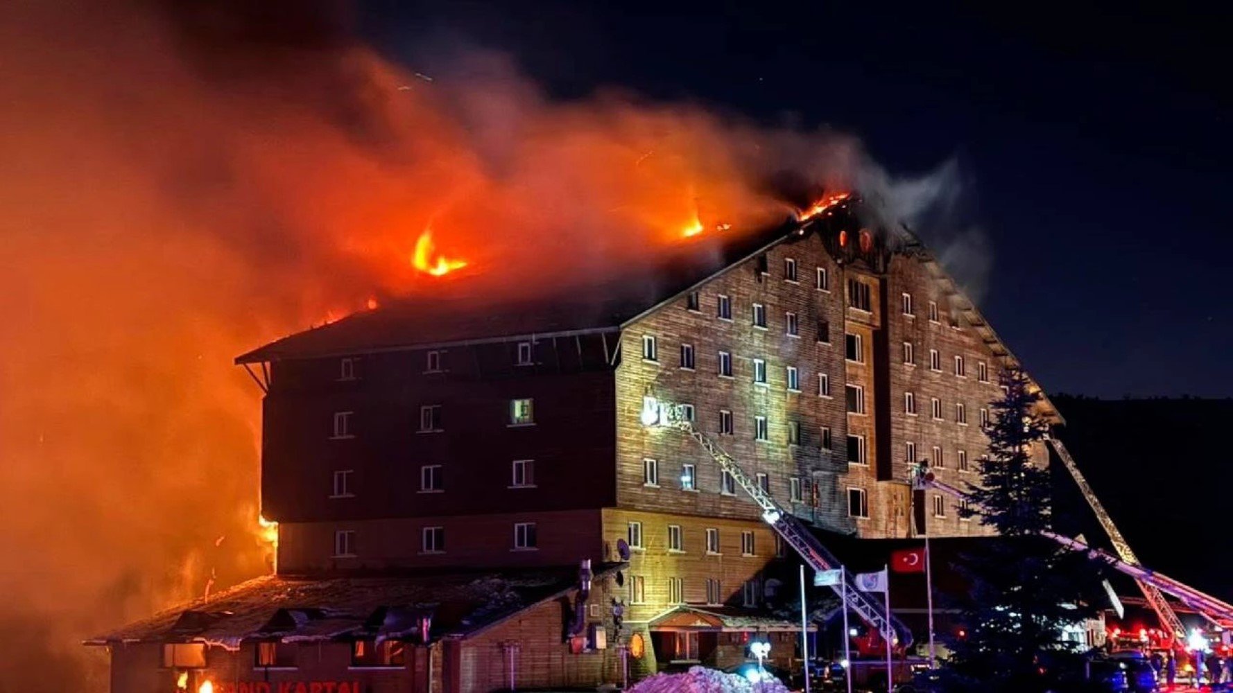 Otel yanmış Bakan Ersoy neyin derdinde! Yanan oteli pazarladığı ortaya çıktı