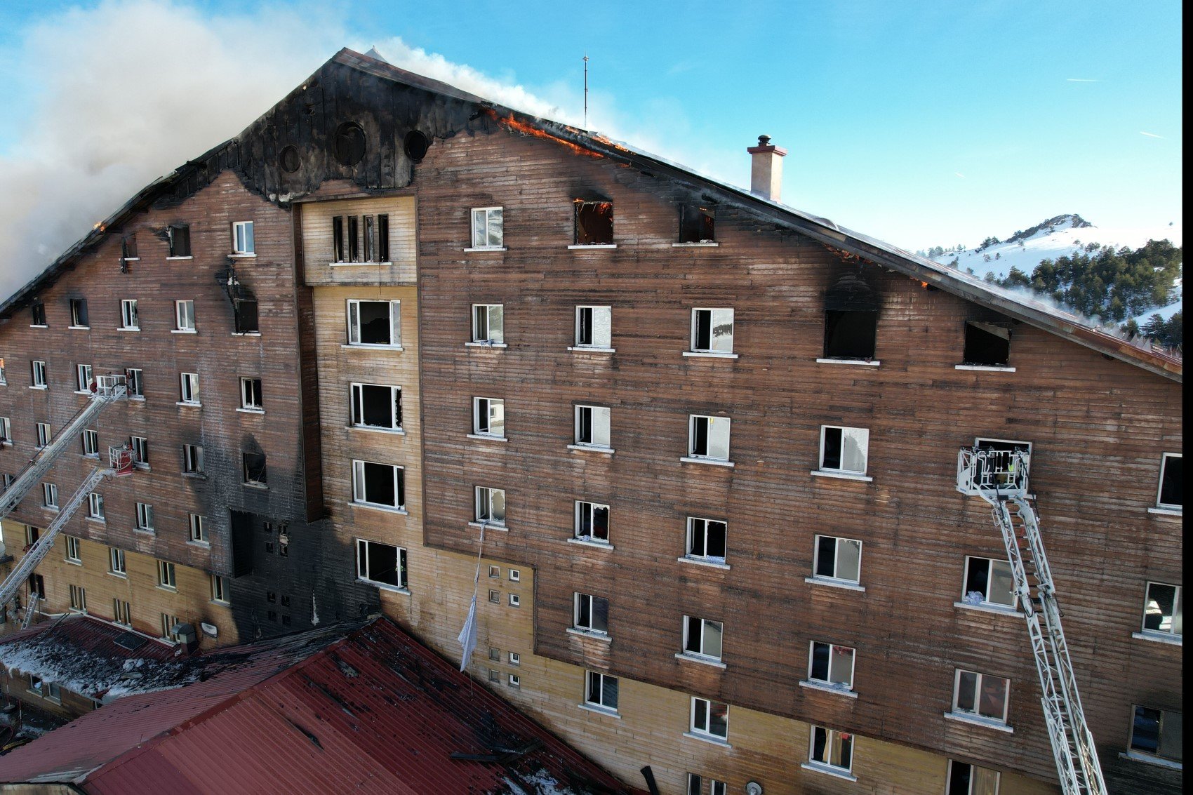 Otel yanmış Bakan Ersoy neyin derdinde! Yanan oteli pazarladığı ortaya çıktı