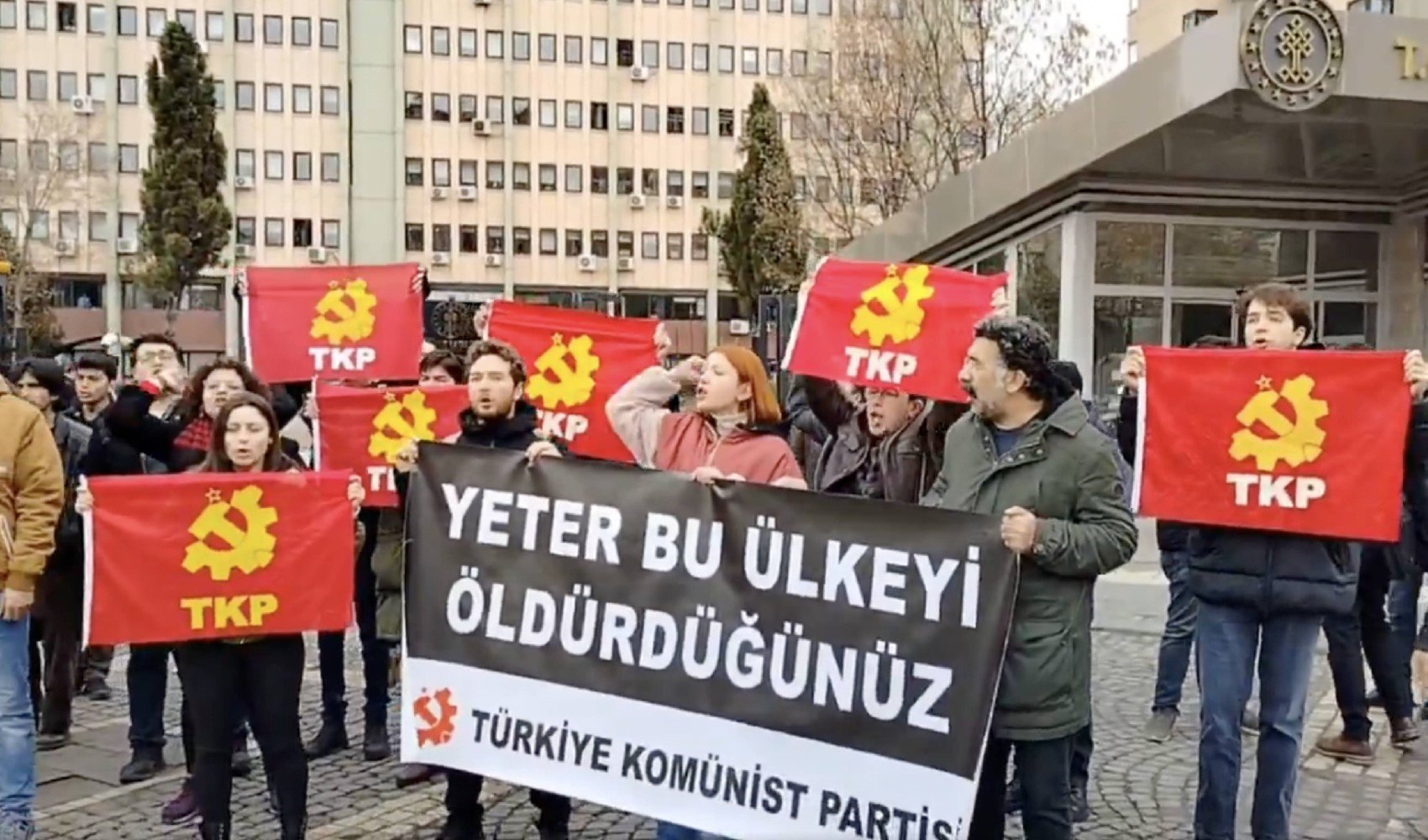 TKP'den Bakanlık önünde otel yangını protestosu: 'Önce utanmayı öğreneceksiniz!'