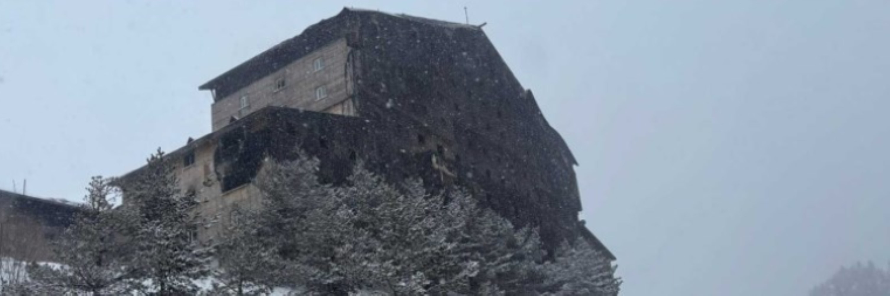La maggior parte delle vittime dell'incendio si trovava qui! Ripresa la facciata posteriore dell'hotel