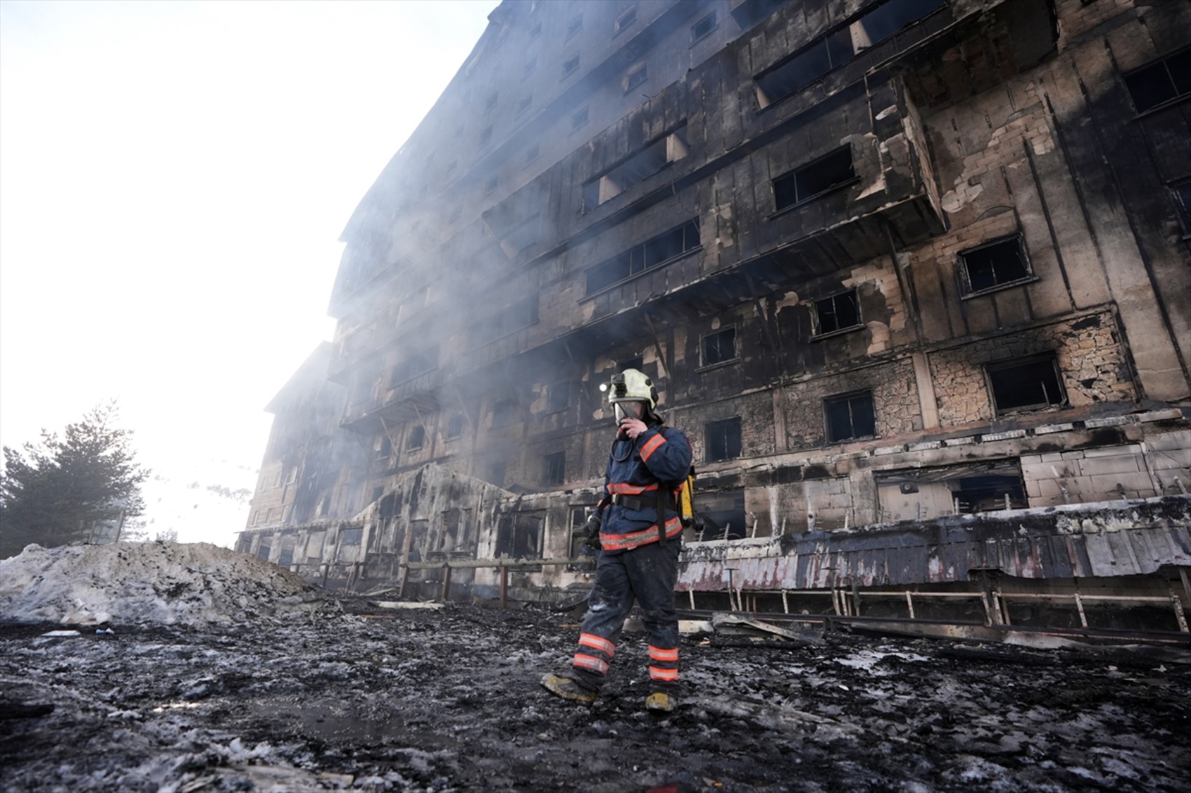 La maggior parte delle vittime dell'incendio si trovava qui! Ripresa la facciata posteriore dell'hotel