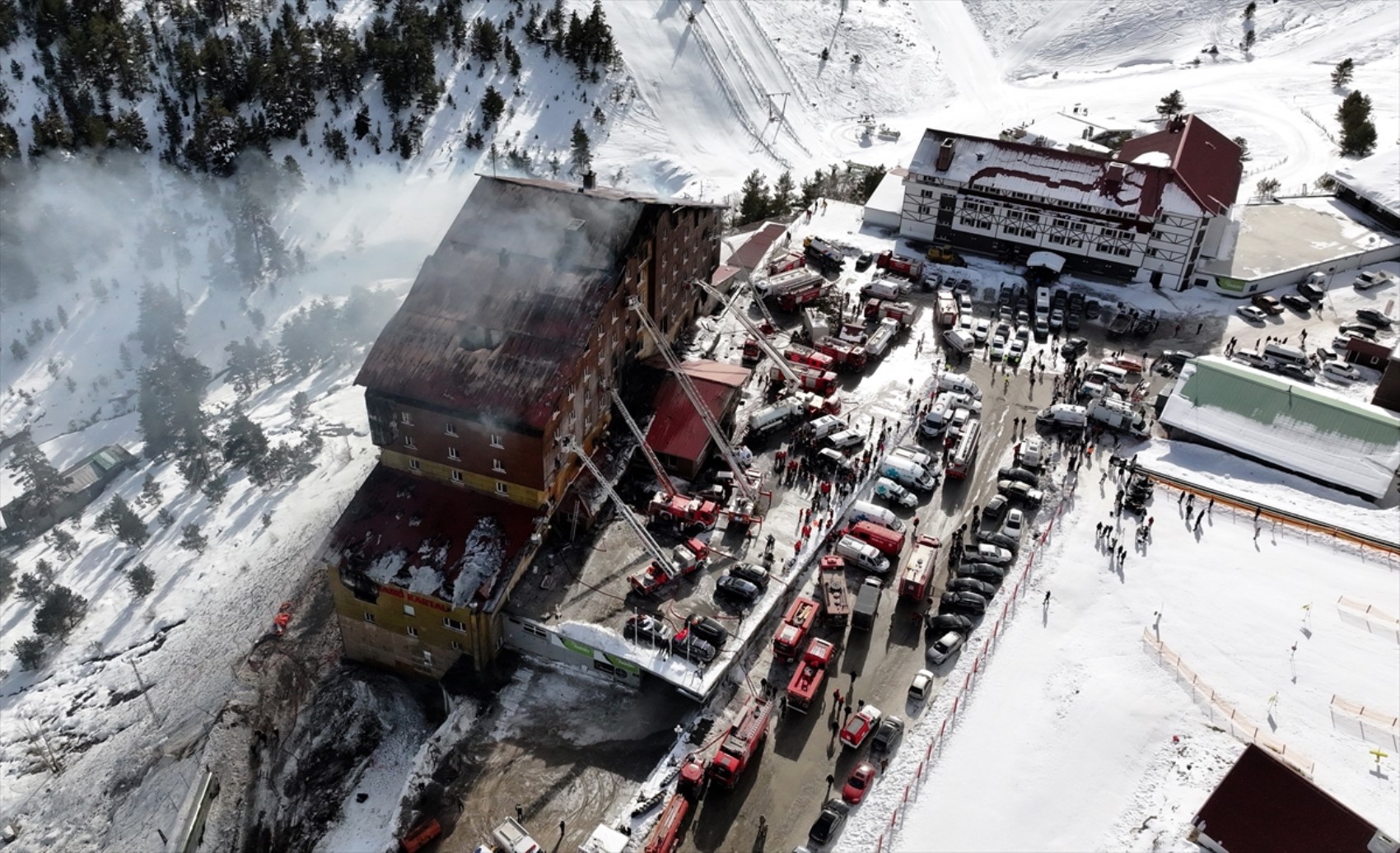 La maggior parte delle vittime dell'incendio si trovava qui! Ripresa la facciata posteriore dell'hotel