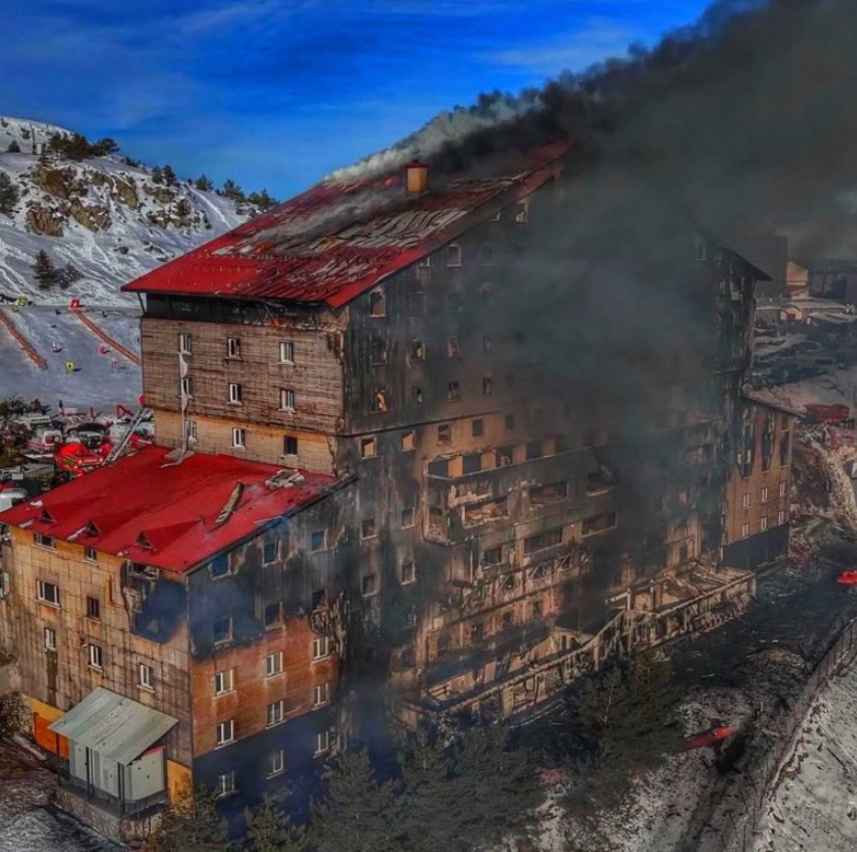 La maggior parte delle vittime dell'incendio si trovava qui! Ripresa la facciata posteriore dell'hotel
