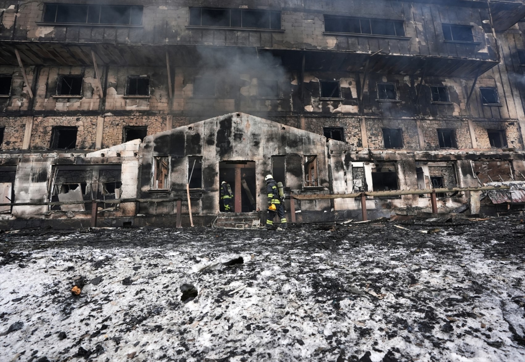 La maggior parte delle vittime dell'incendio si trovava qui! Ripresa la facciata posteriore dell'hotel