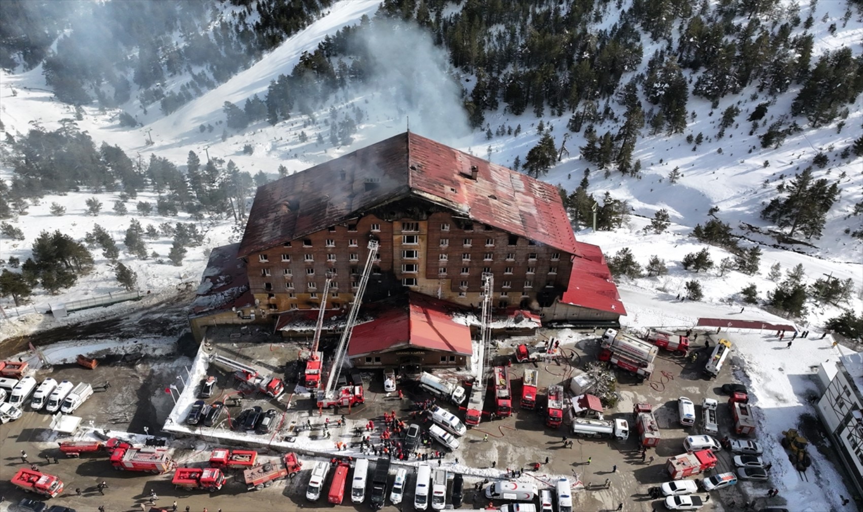 Era diventato il simbolo dell'incendio: ecco la storia del lenzuolo del Grand Hotel