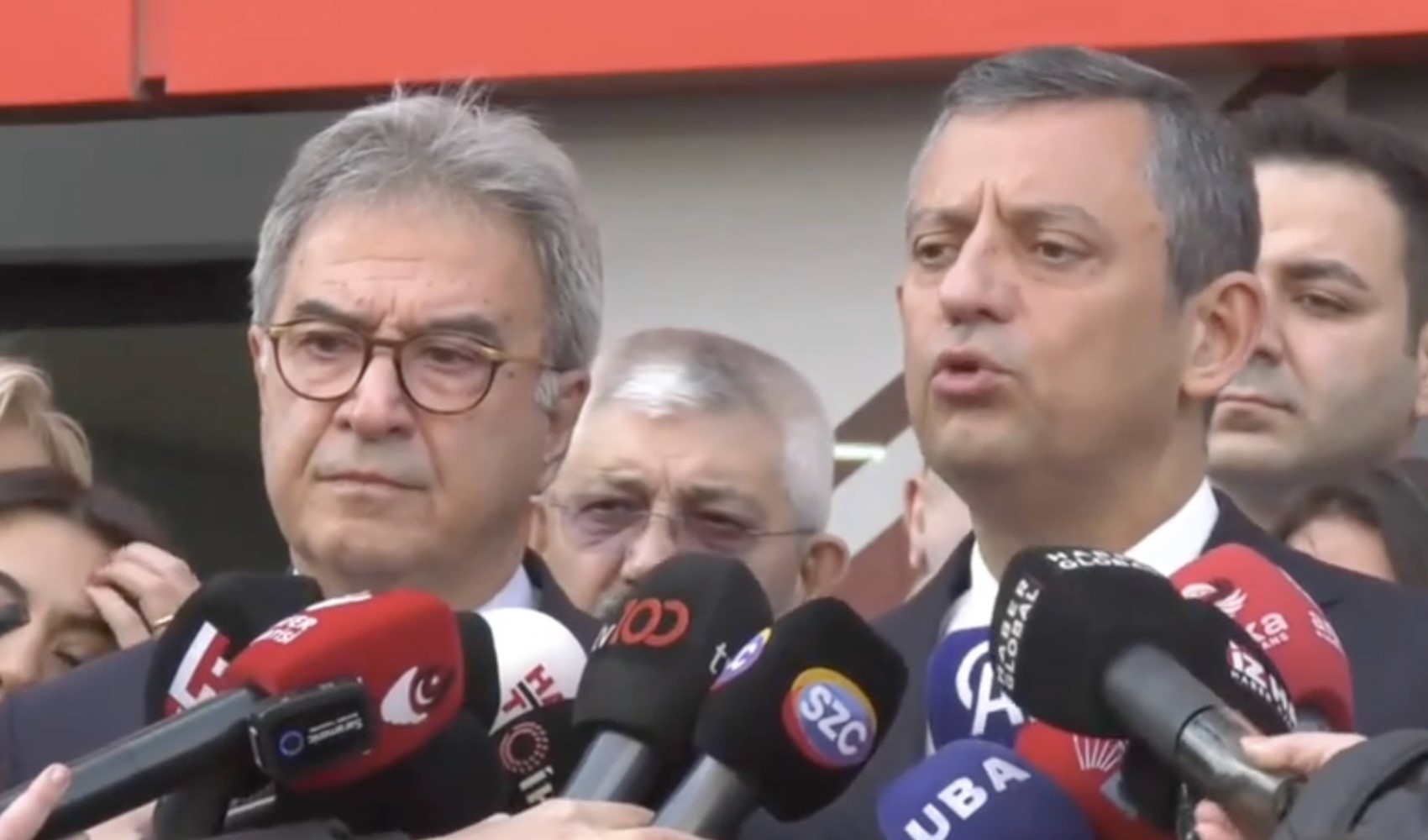 Visita di Özgür Özel al Partito della Vittoria: 'Hanno perso il 31 marzo e sono fuori di sé'
