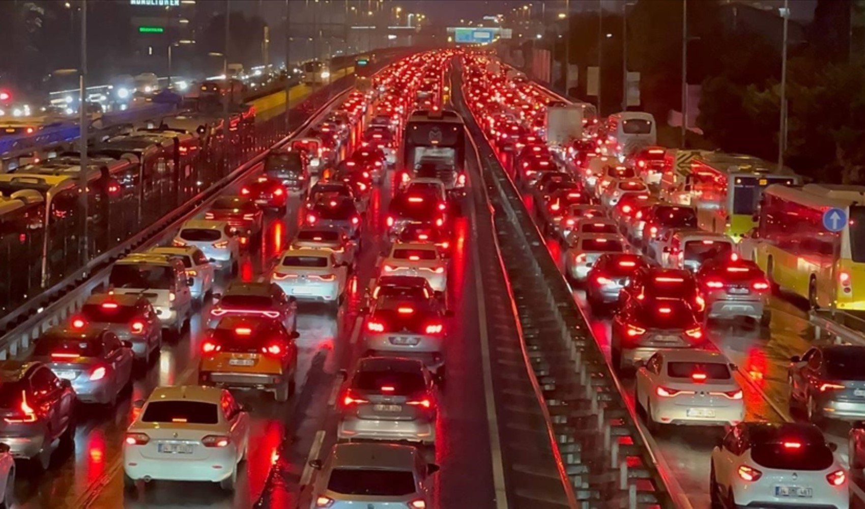 İstanbul'da trafik kar yağışını etkiliyor