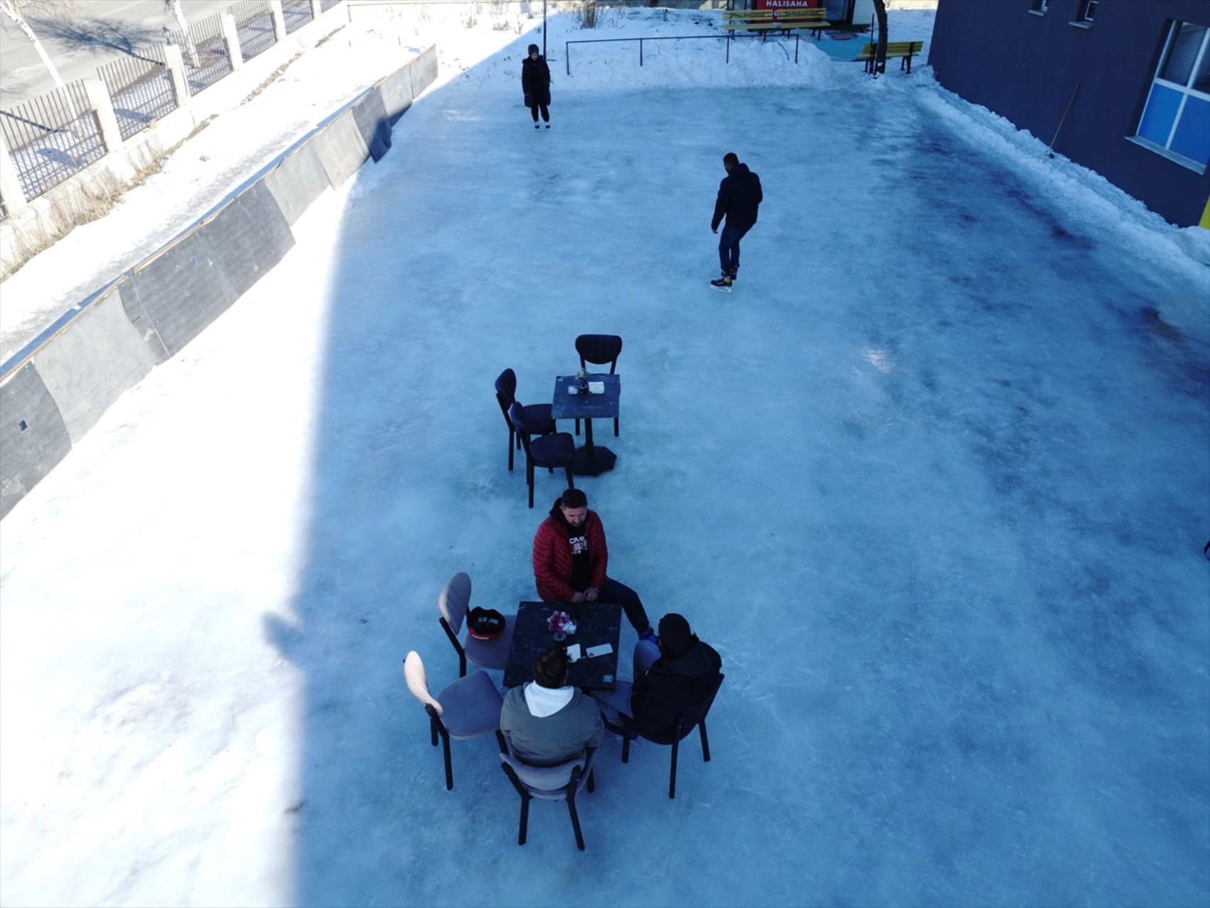 Erzurum'da yeni trend buz pisti kafe: Müşteriler ellerinde kahveyle buzun tadını çıkarıyor!