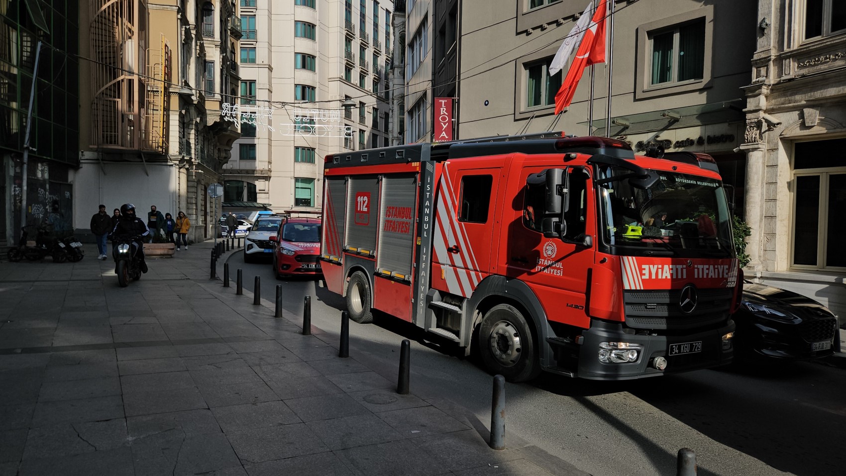 Beyoğlu'nda yangın paniği! Otel çalışanları müdahale etti