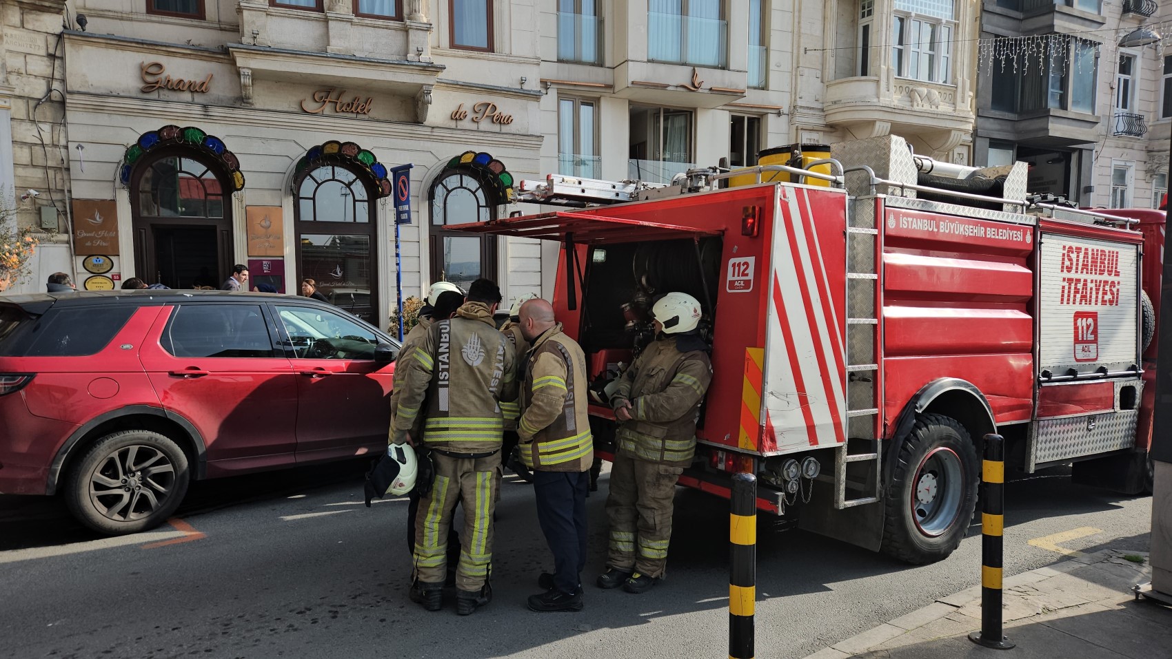 Beyoğlu'nda yangın paniği! Otel çalışanları müdahale etti