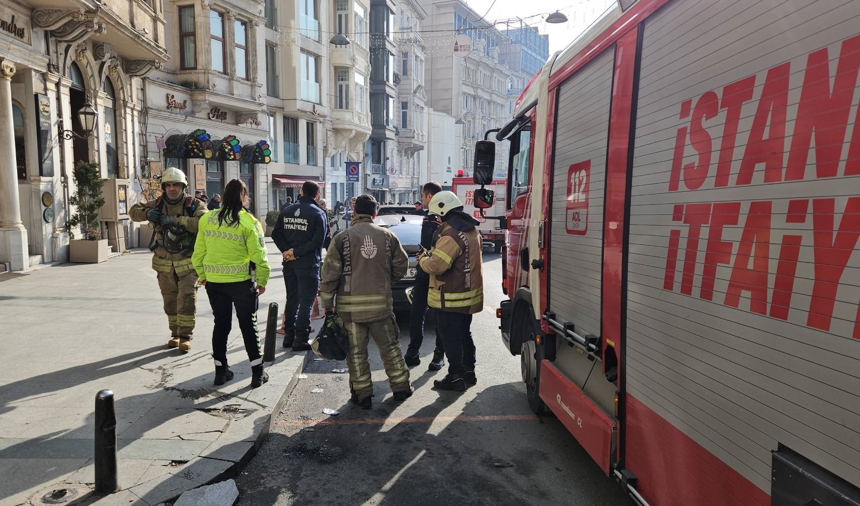 Beyoğlu'nda yangın paniği! Otel çalışanları müdahale etti